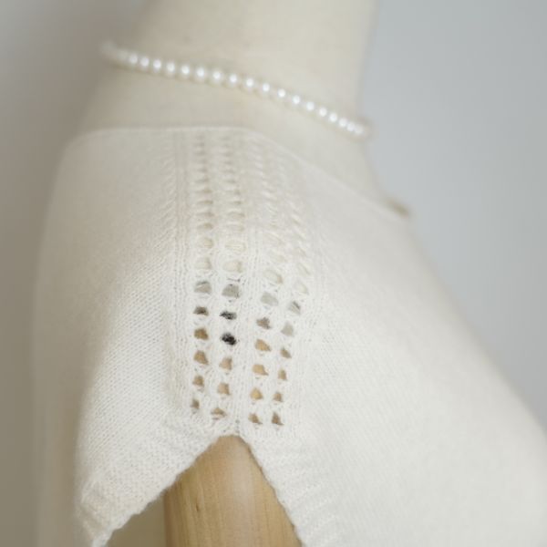 s020Off-White Hollow-Trim Sleeveless Knit Vest 5