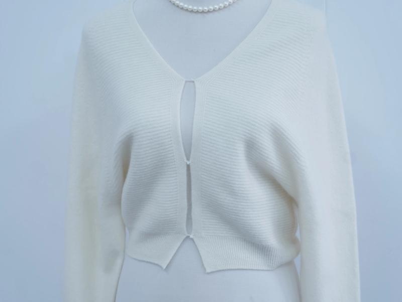 s001Cream White V-Neck Textured Knitted Cardigan