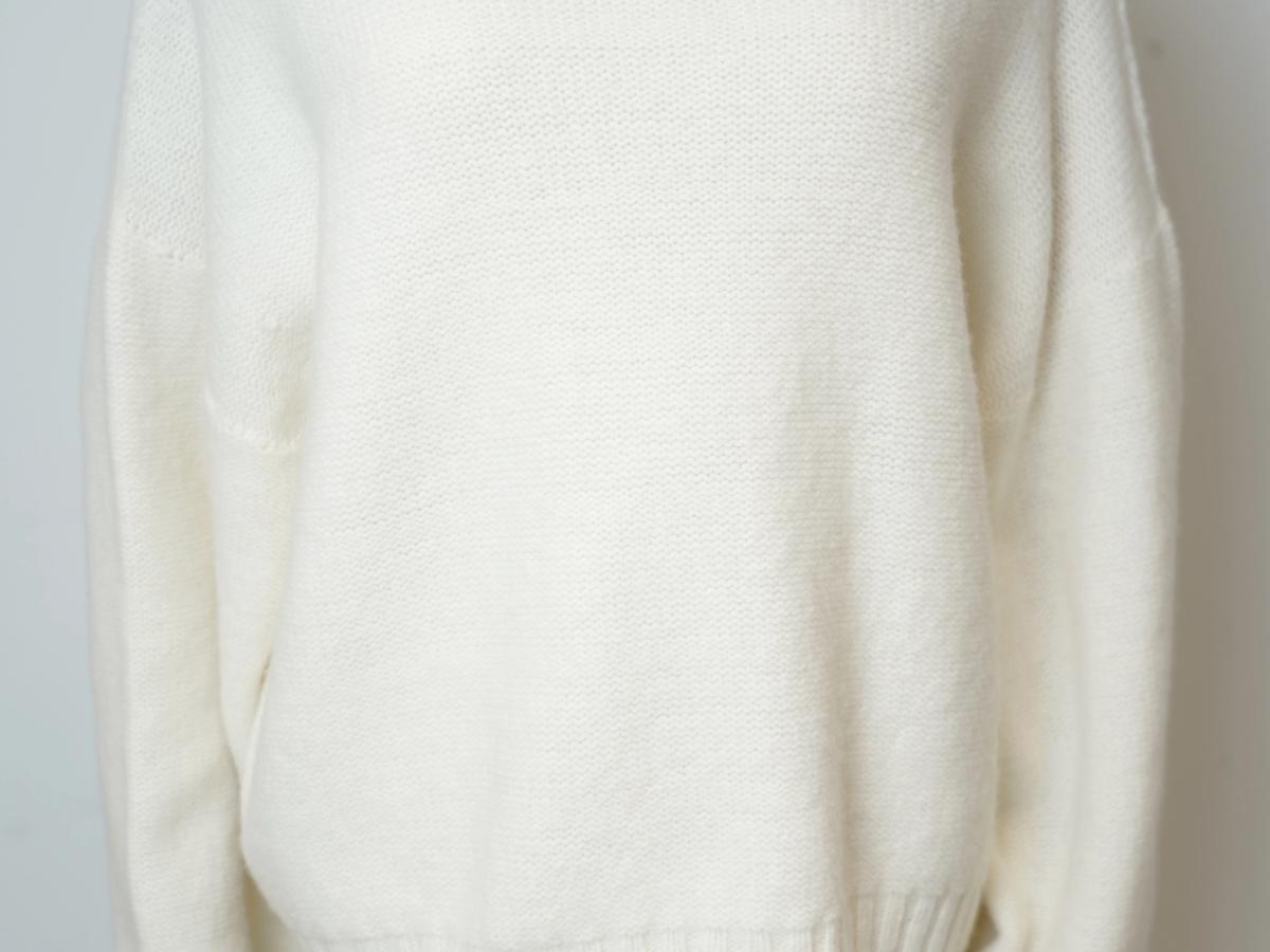 s025Off-White Airy Crew Neck Knit Sweater