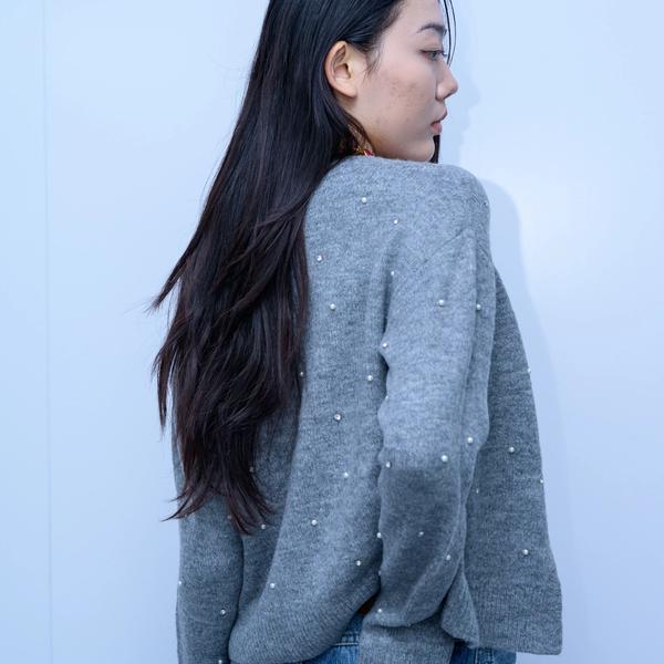 s052Misty Gray Pearl-Embellished Crew Neck Knit Cardigan 4