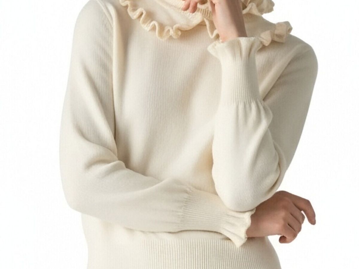 s097Off-White Ruffled Collar Knit Top