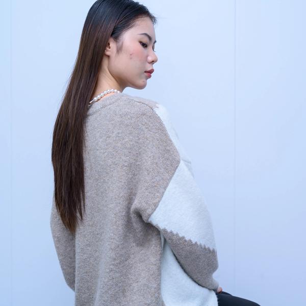 s033Misty Color-Blocked Diagonal Stripe Crew Neck Sweater 2