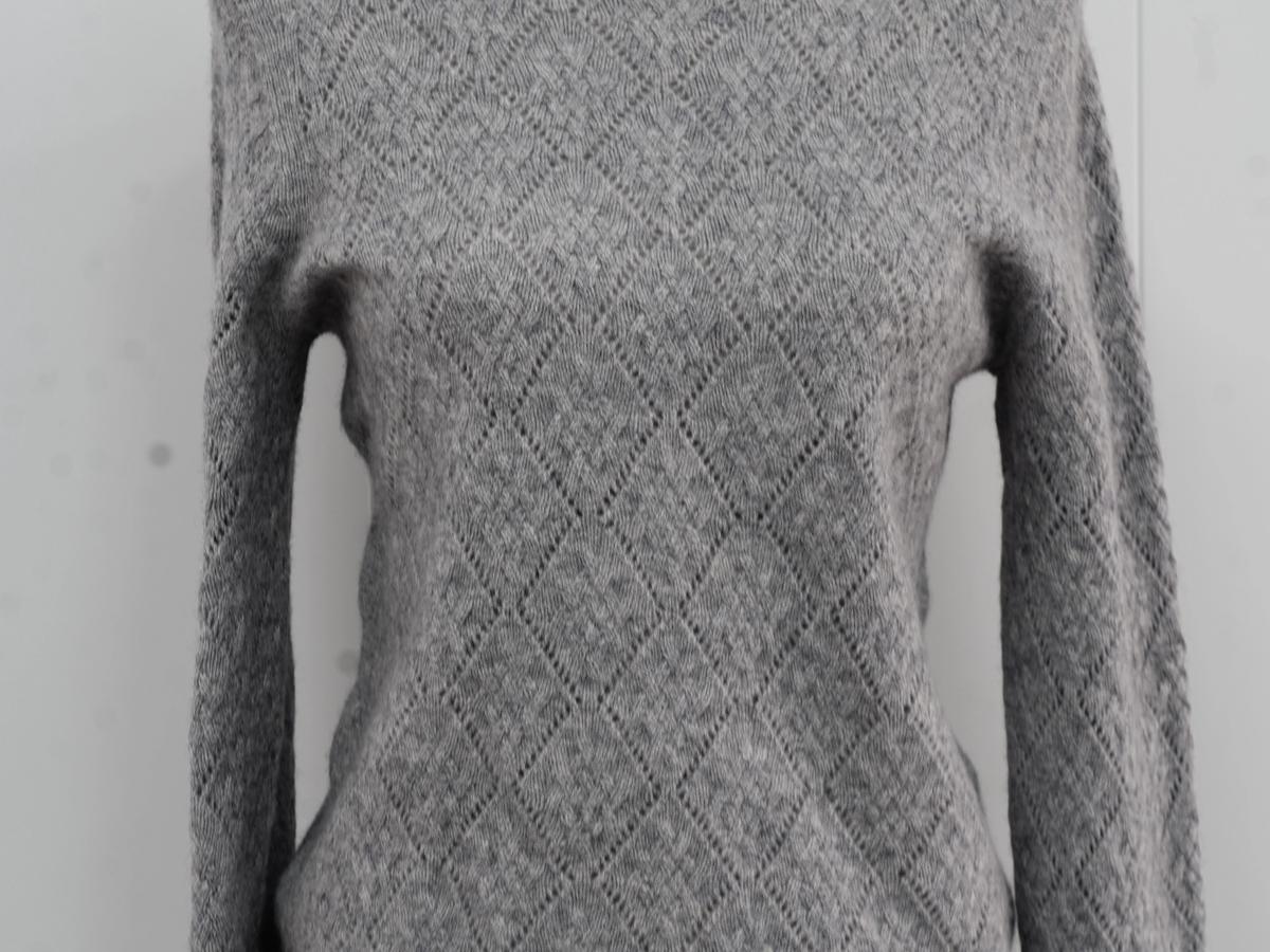 s010Heather Gray Grid Texture Crew Neck Knit Sweater