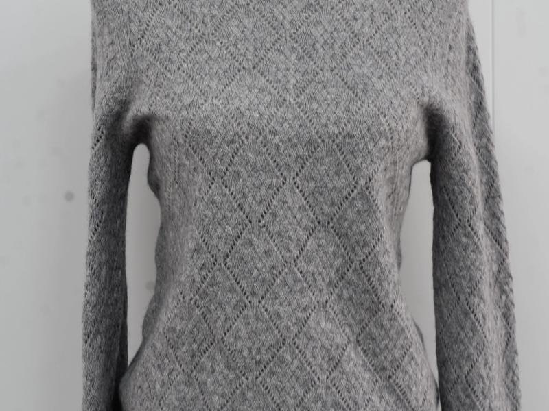 s010Heather Gray Grid Texture Crew Neck Knit Sweater