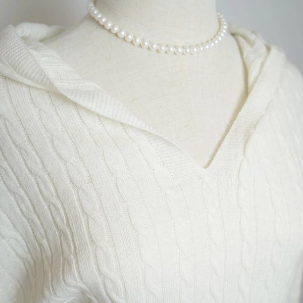 s022Off-White Textured V-Neck Knit Sweater 2
