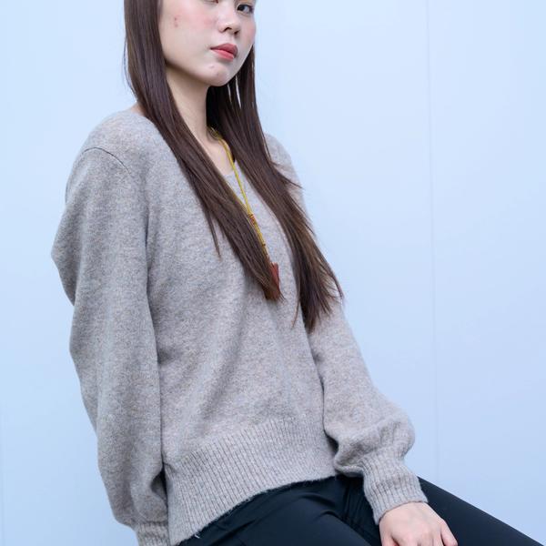 s038Misty Light Gray V-Neck Relaxed Knit Top 4