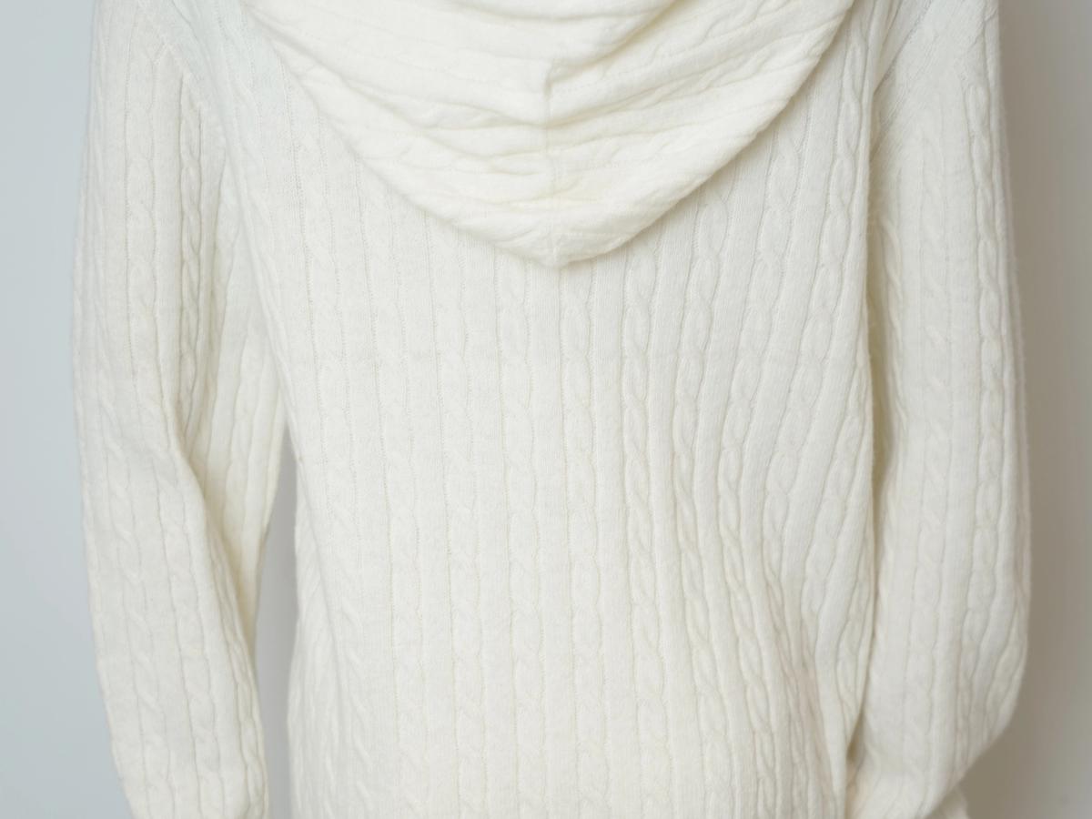 s022Off-White Textured V-Neck Knit Sweater
