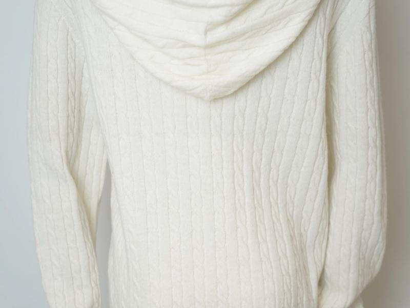 s022Off-White Textured V-Neck Knit Sweater