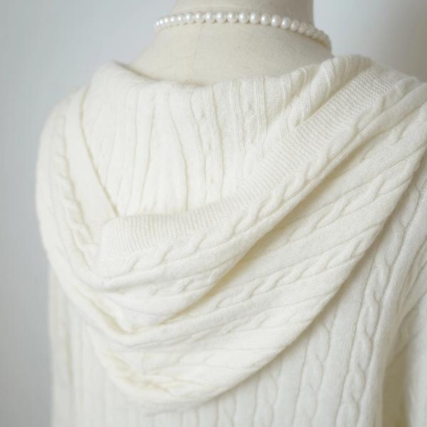 s022Off-White Textured V-Neck Knit Sweater 3