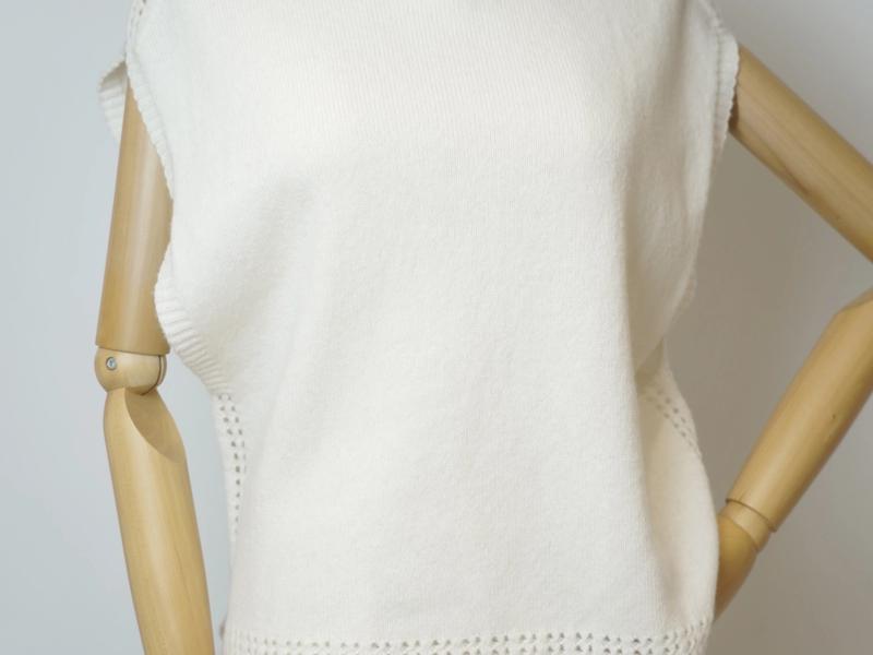 s020Off-White Hollow-Trim Sleeveless Knit Vest