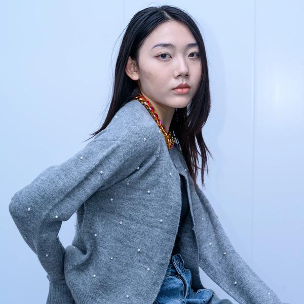 s052Misty Gray Pearl-Embellished Crew Neck Knit Cardigan 2