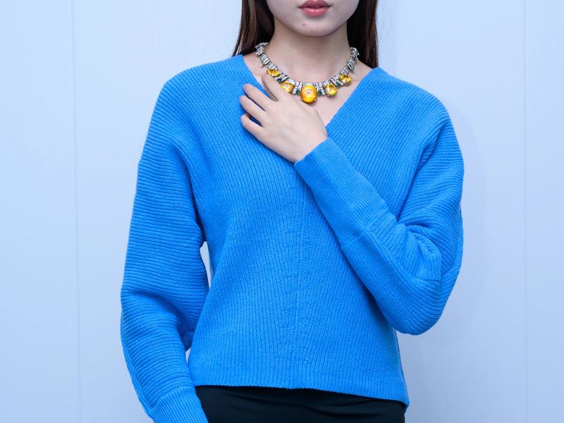 s053Klein Blue V-Neck Vertical Rib Knit Sweater
