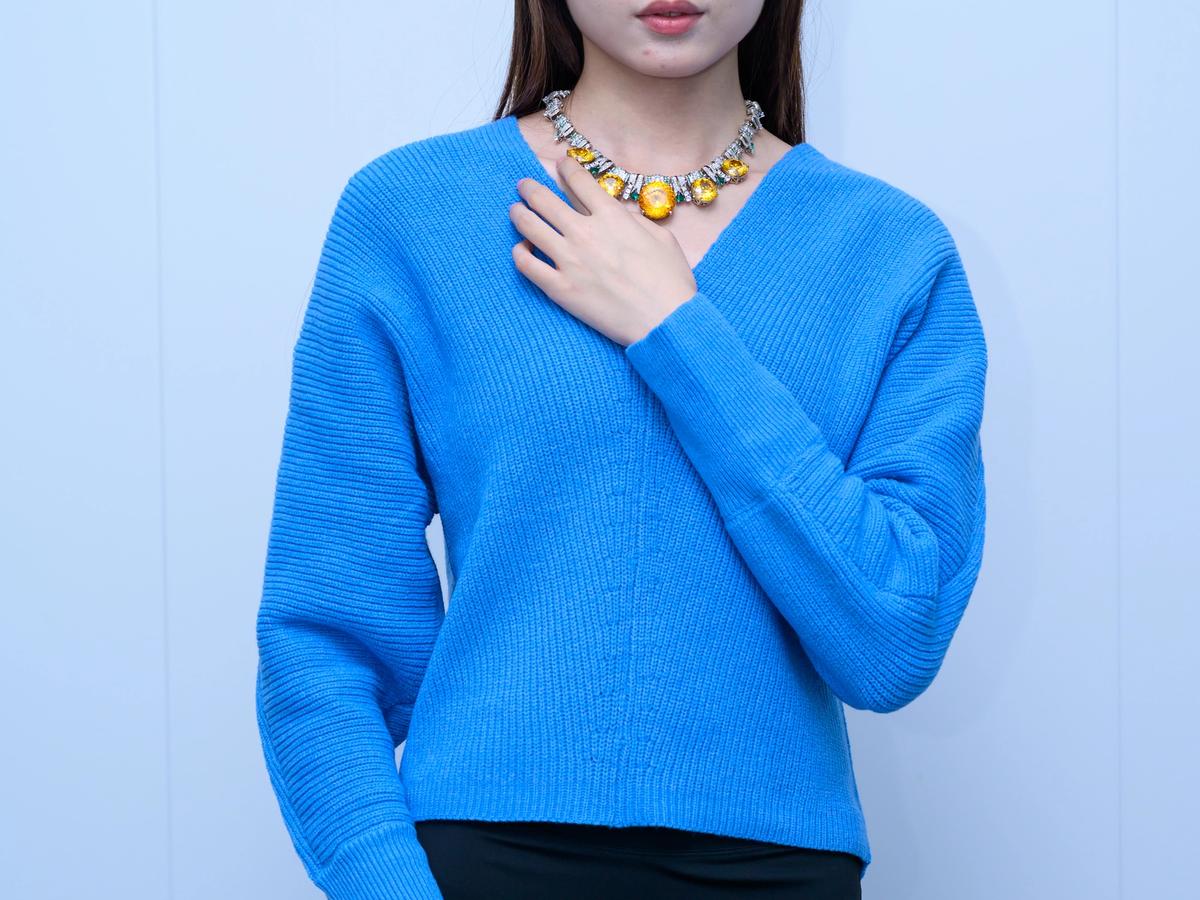 s053Klein Blue V-Neck Vertical Rib Knit Sweater