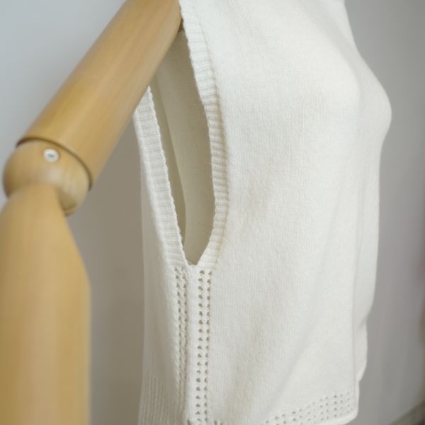 s020Off-White Hollow-Trim Sleeveless Knit Vest 3