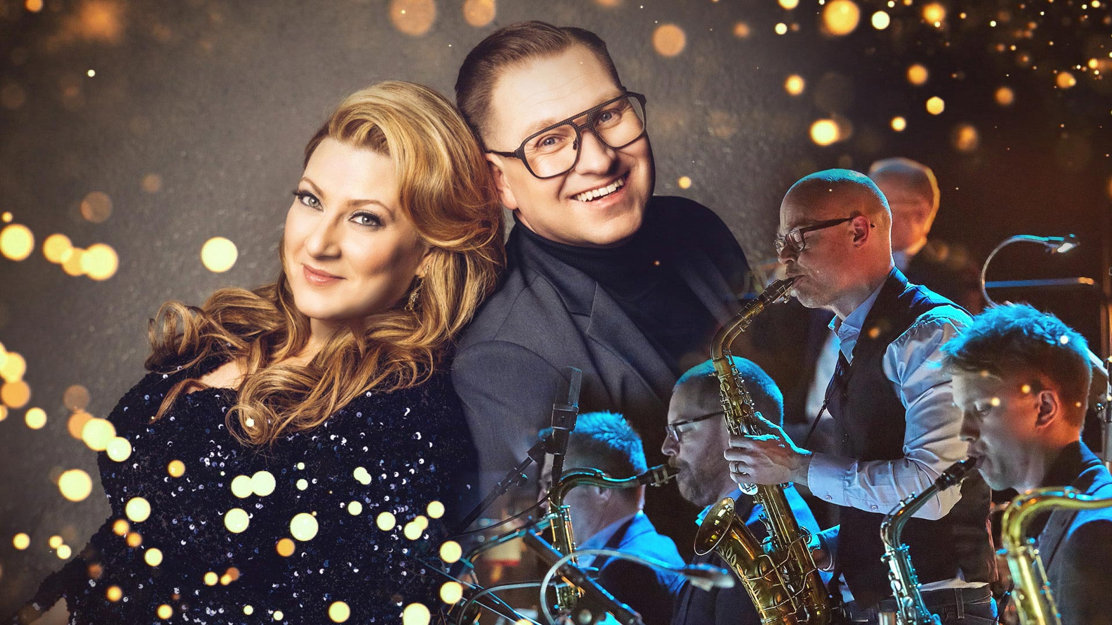 Sarah Dawn Finer och Samuel Ljungblahd står rygg mot rygg och trombonsektionen i Bohuslän Big Band spelar.