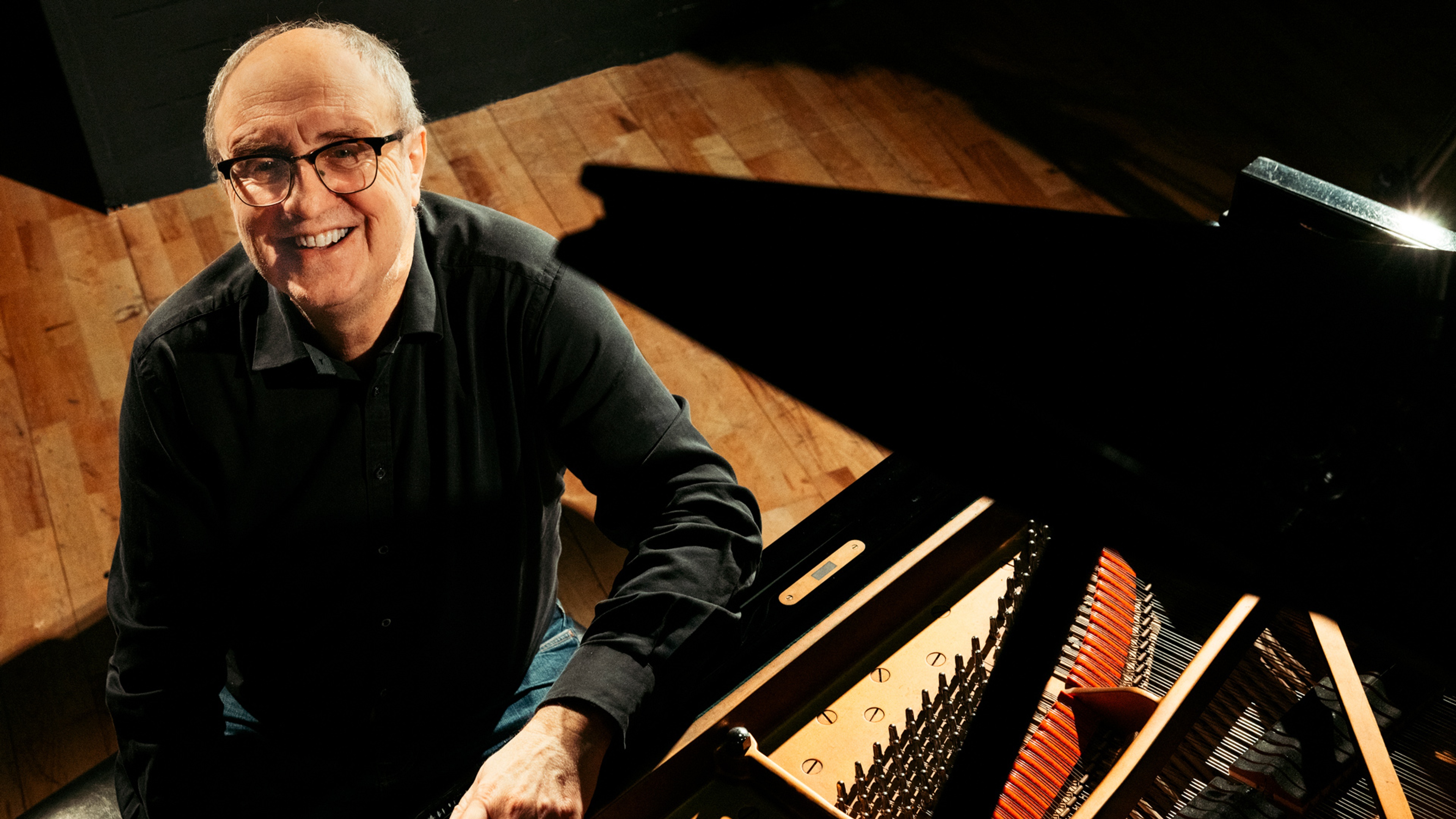 Lars Jansson vid ett piano.