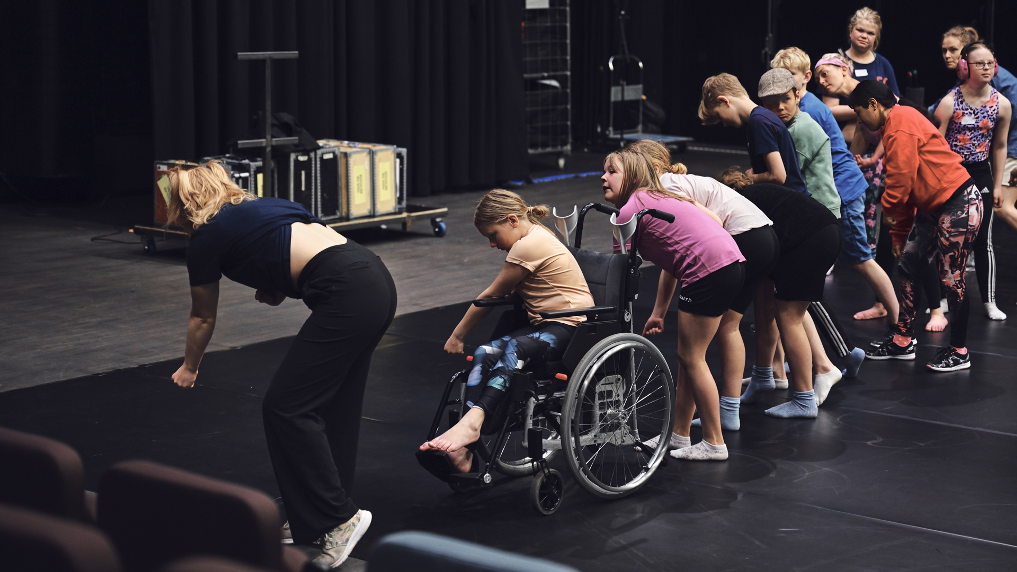 Barn som dansar på rad.