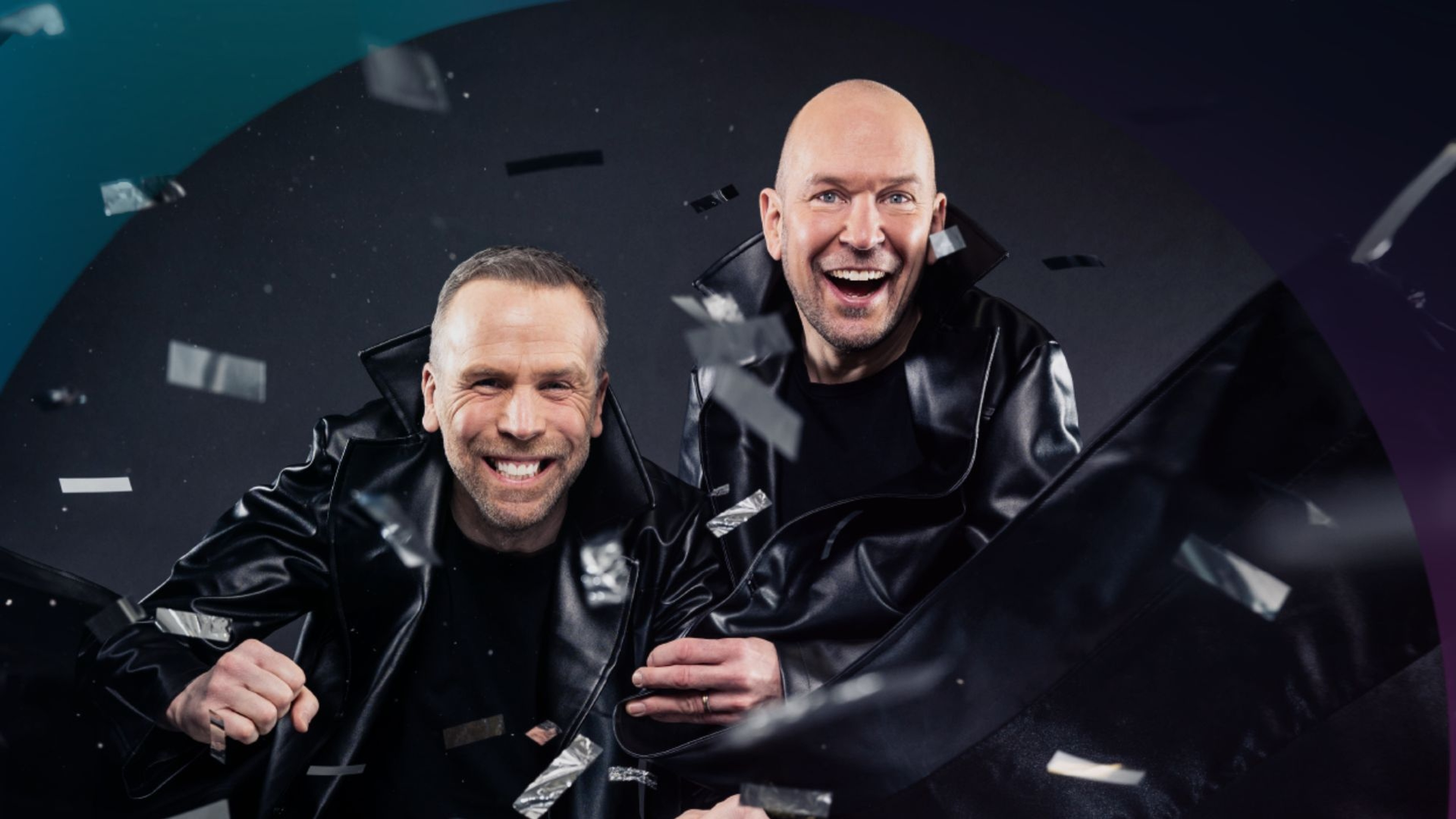 Halvkroppsbild Johan Östling till vänster, Björn Ling till höger iklädda svarta rockar, i luften flyger konfetti. 