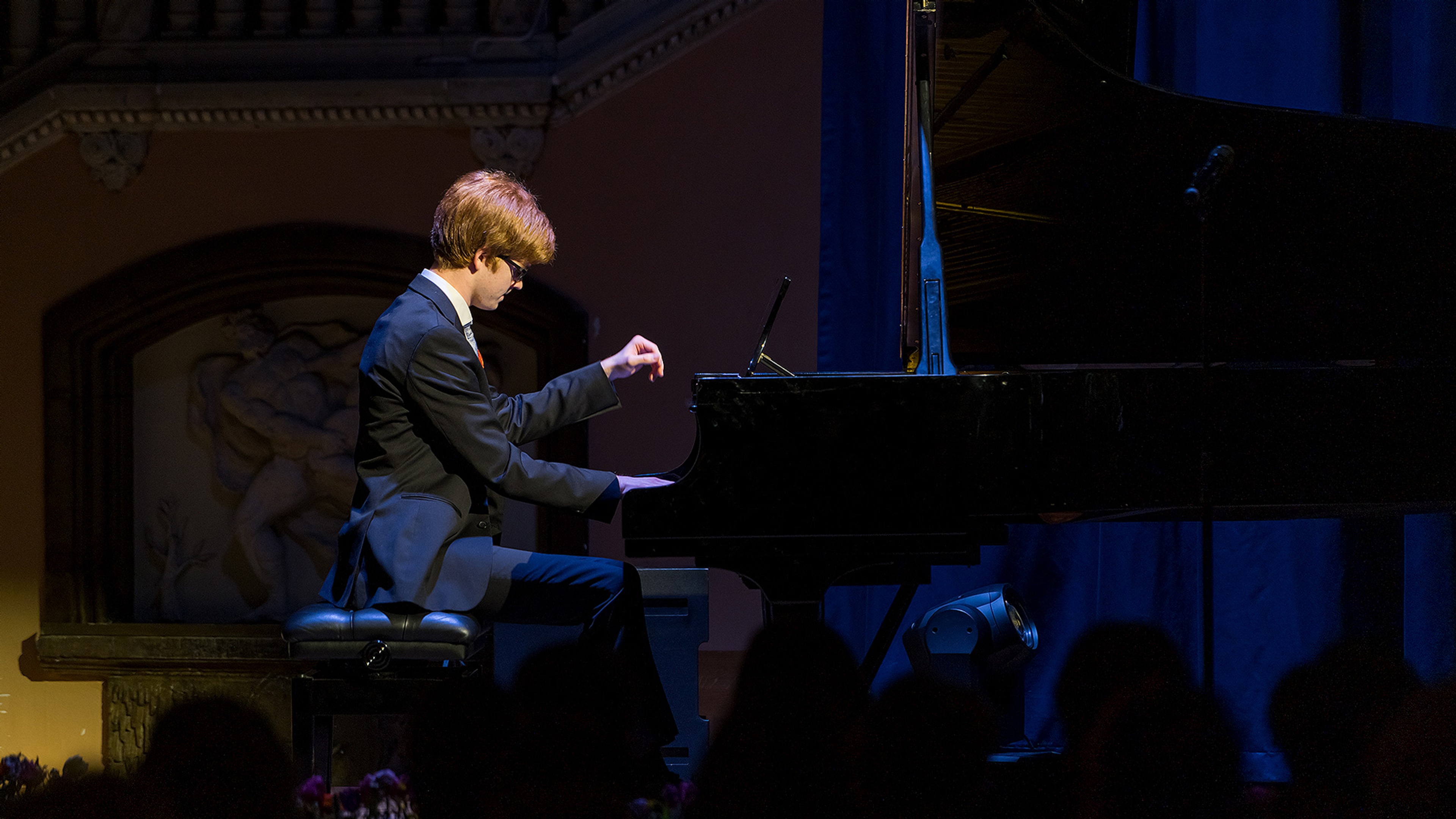 Ung pianist på scen.
