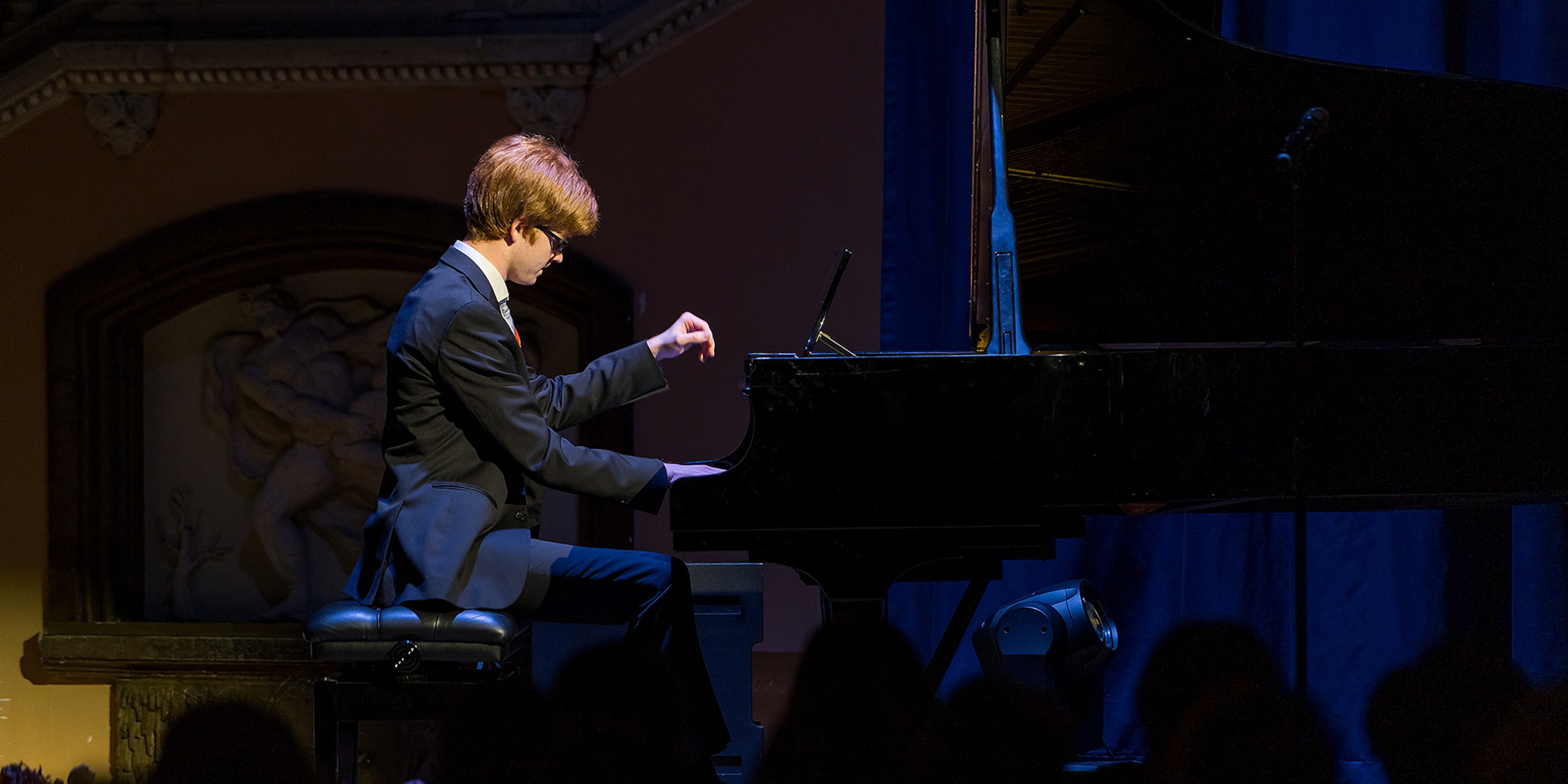 Vilhelm Moqvist vid pianot