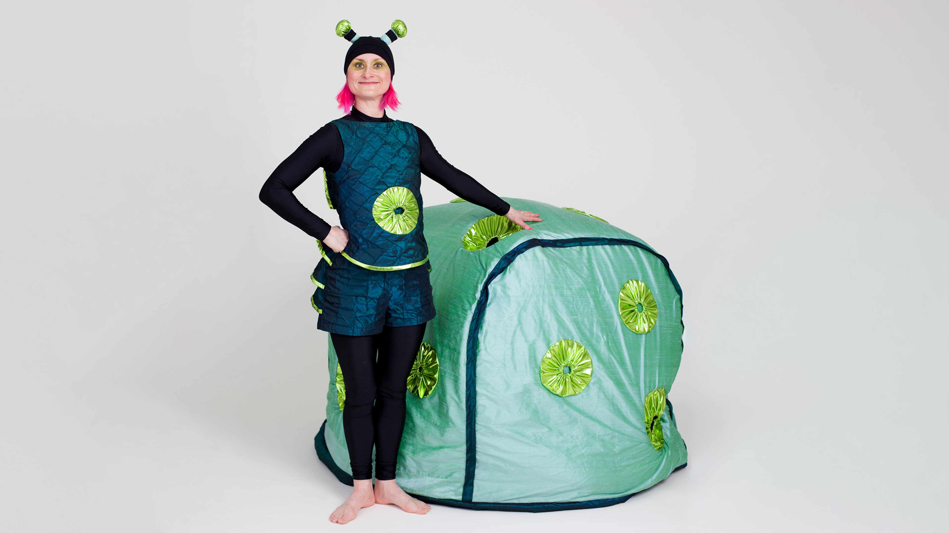 En kvinna i färglada kläder.