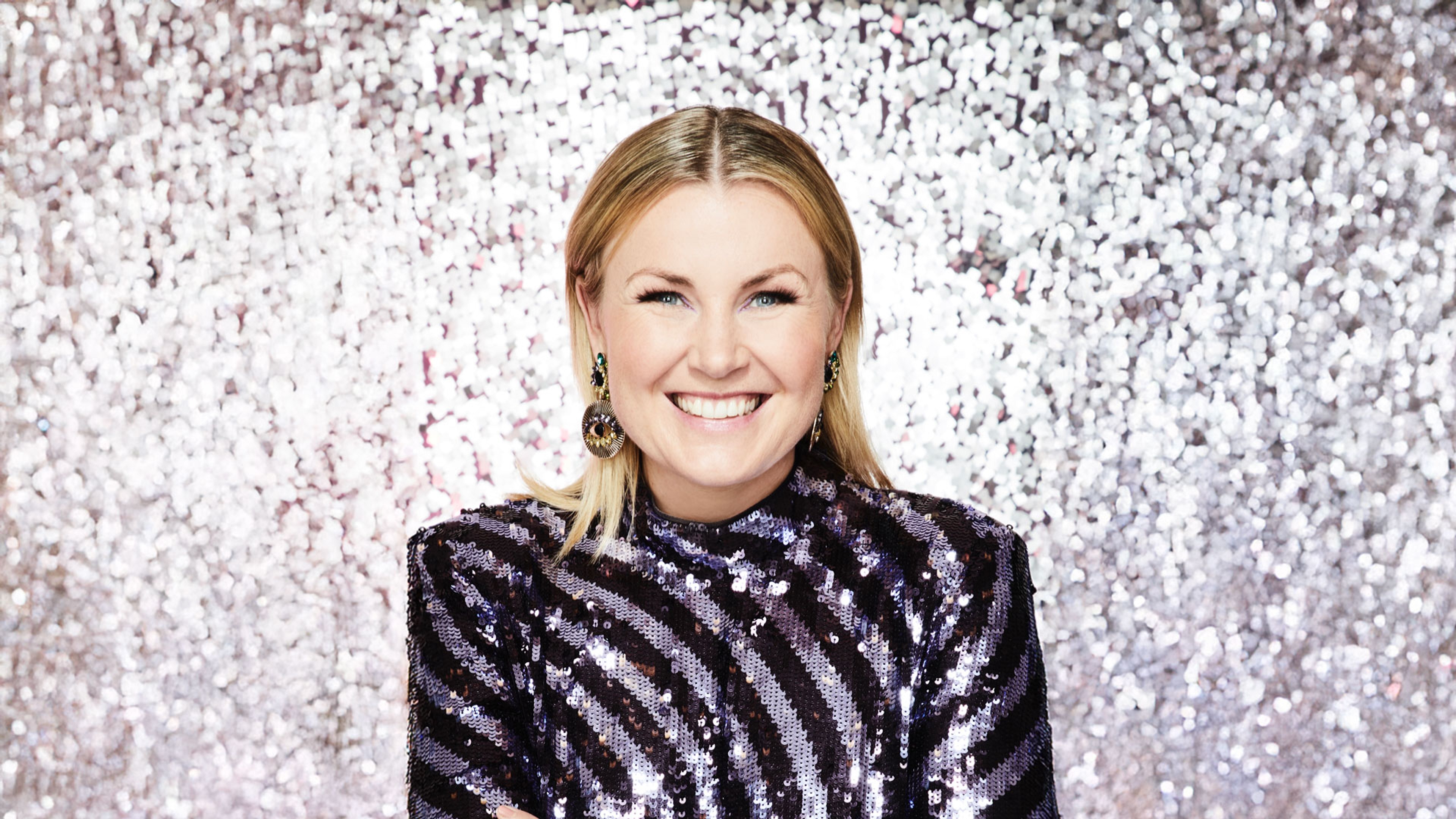 Elisa framför glitter.