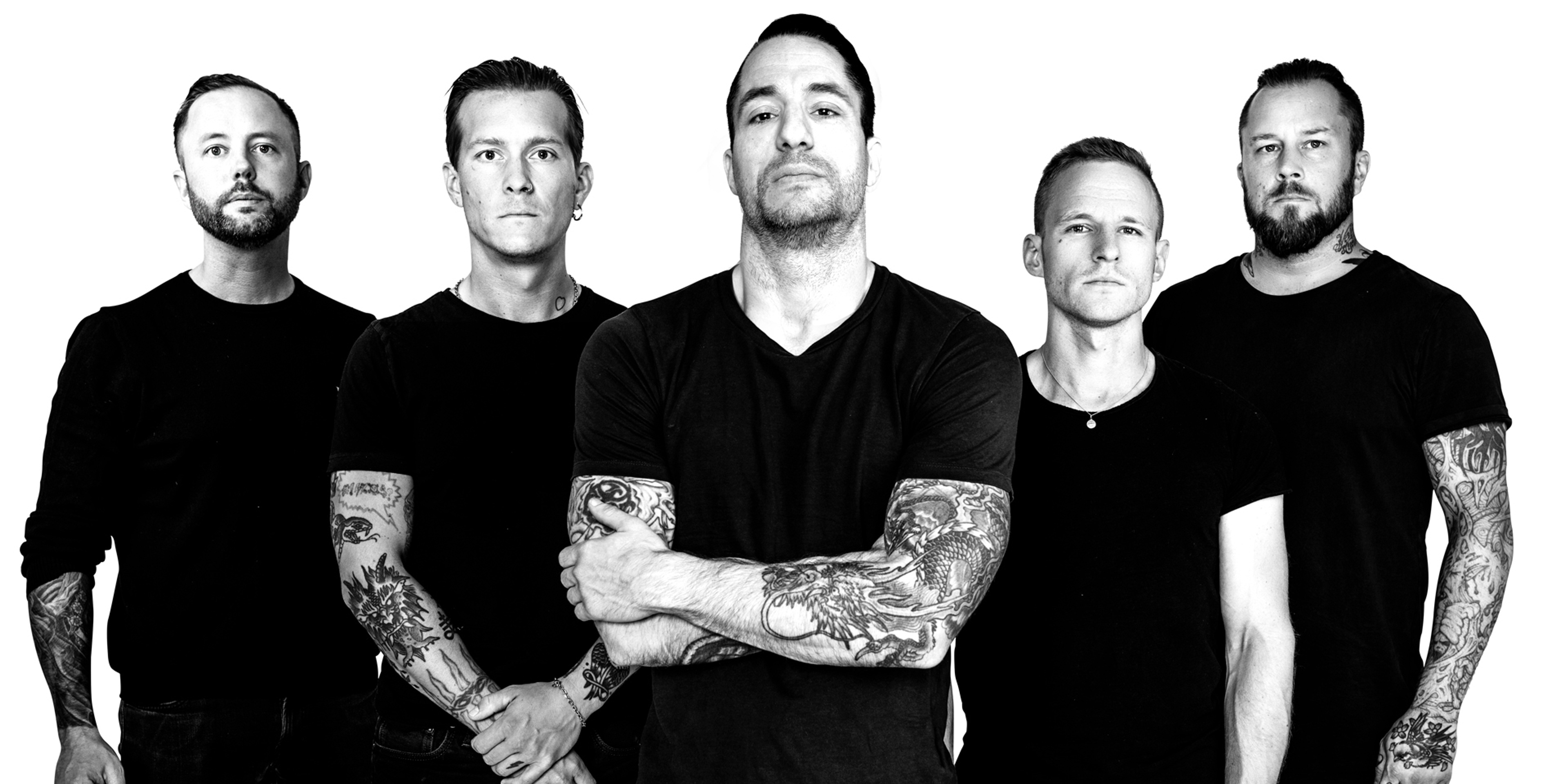 Raised Fist står uppradade framför vit bakgrund och ser in i kameran