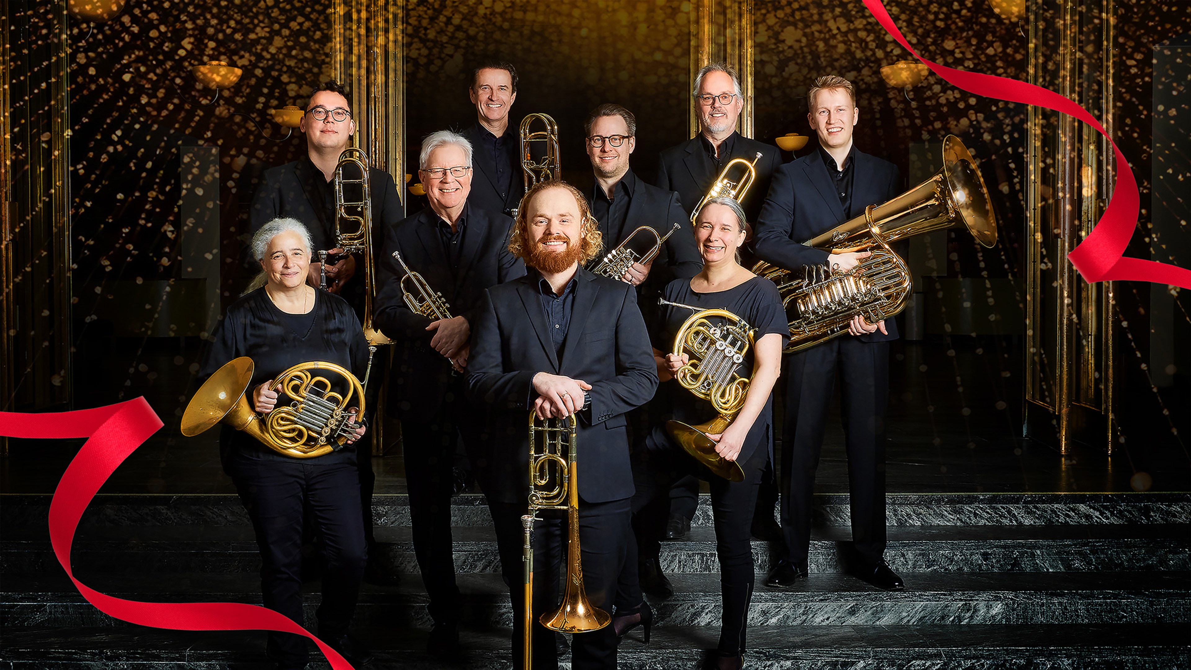 Göteborgs Symfonikers Brassensemble med glitter och röda band i bild.