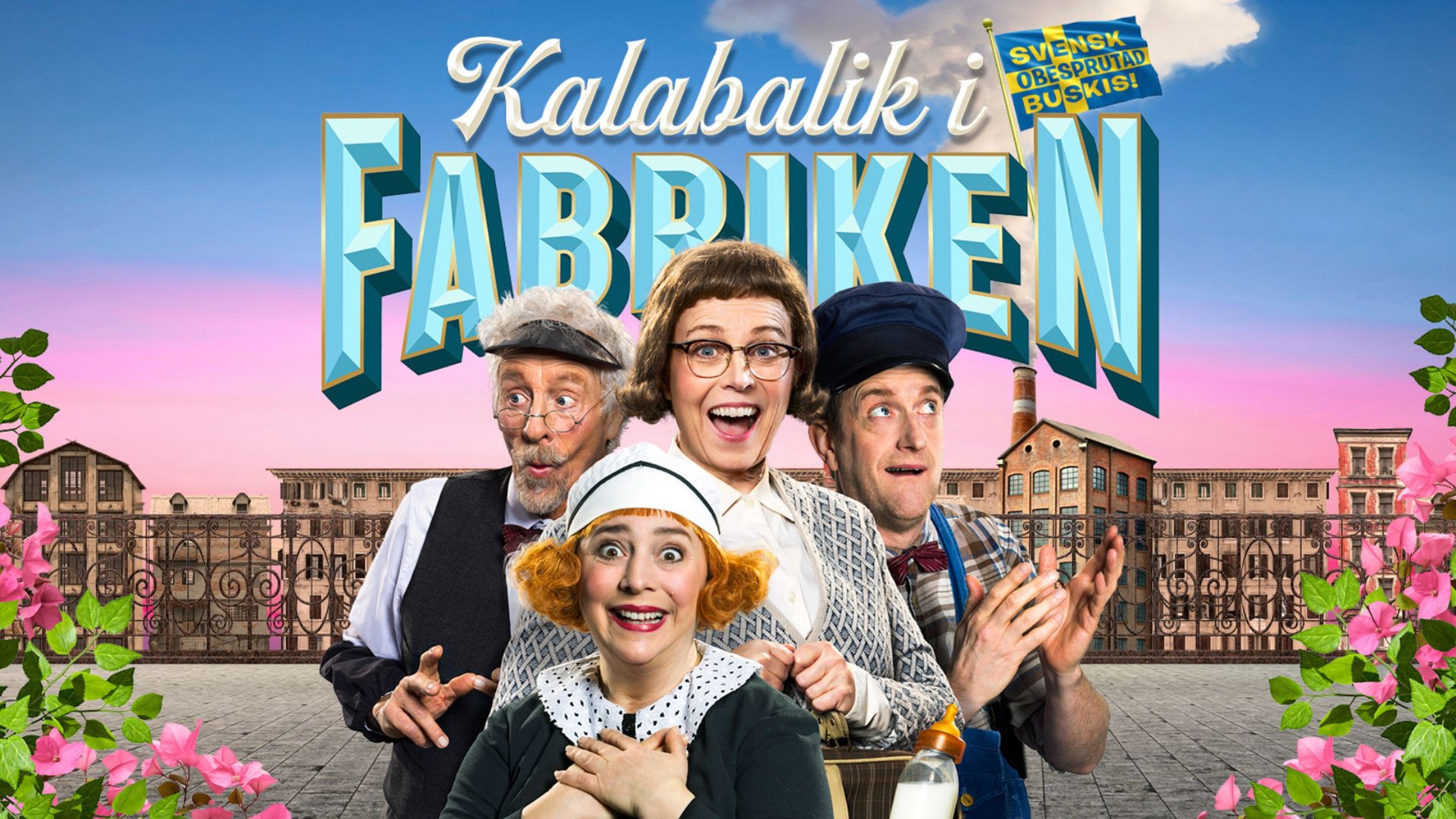 Fyra glada skådespelare framför en fabriksmiljö. Text: Kalabalik i Fabriken.
