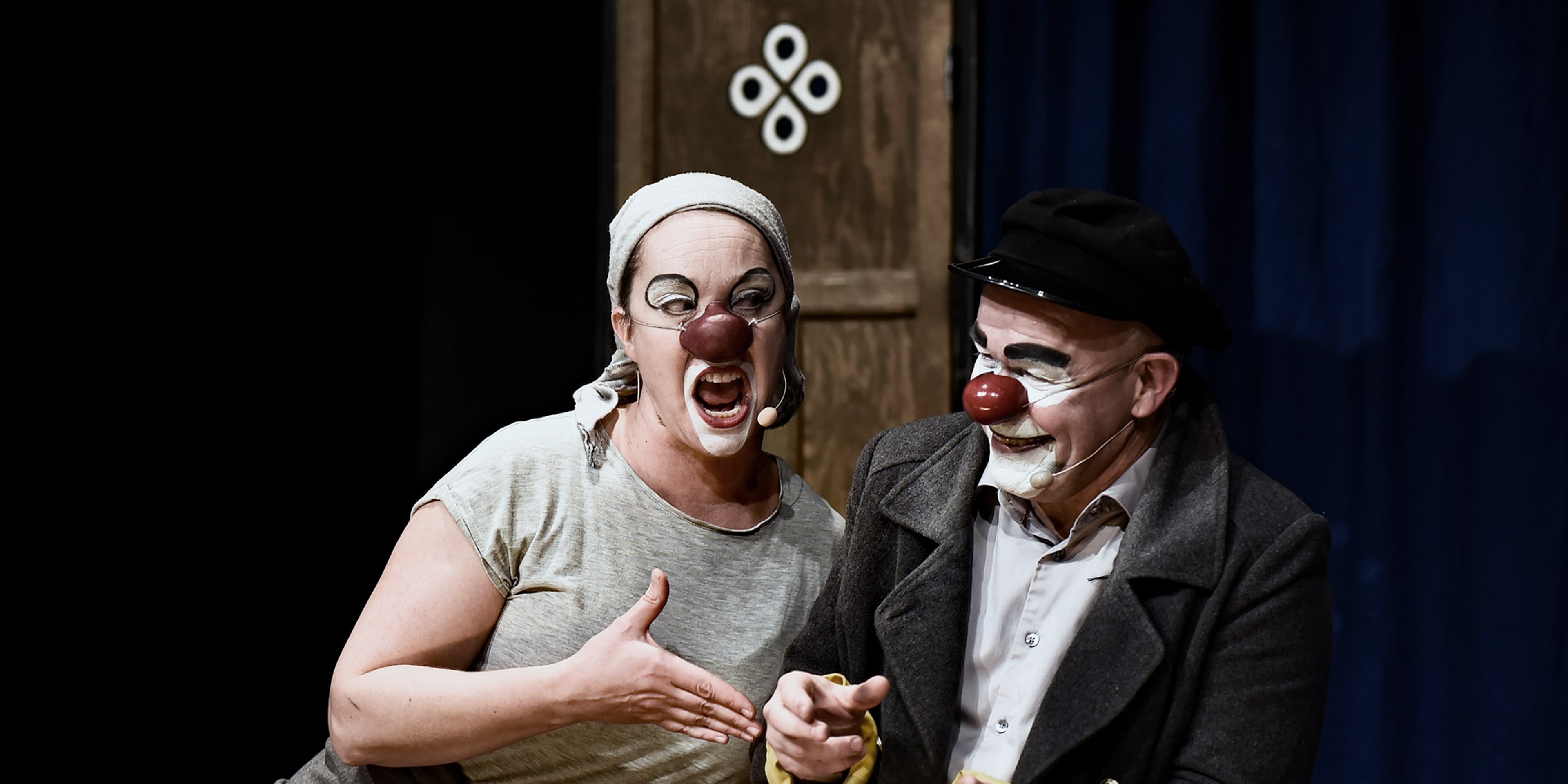 123Schtunk i clownmålning under en föreställning