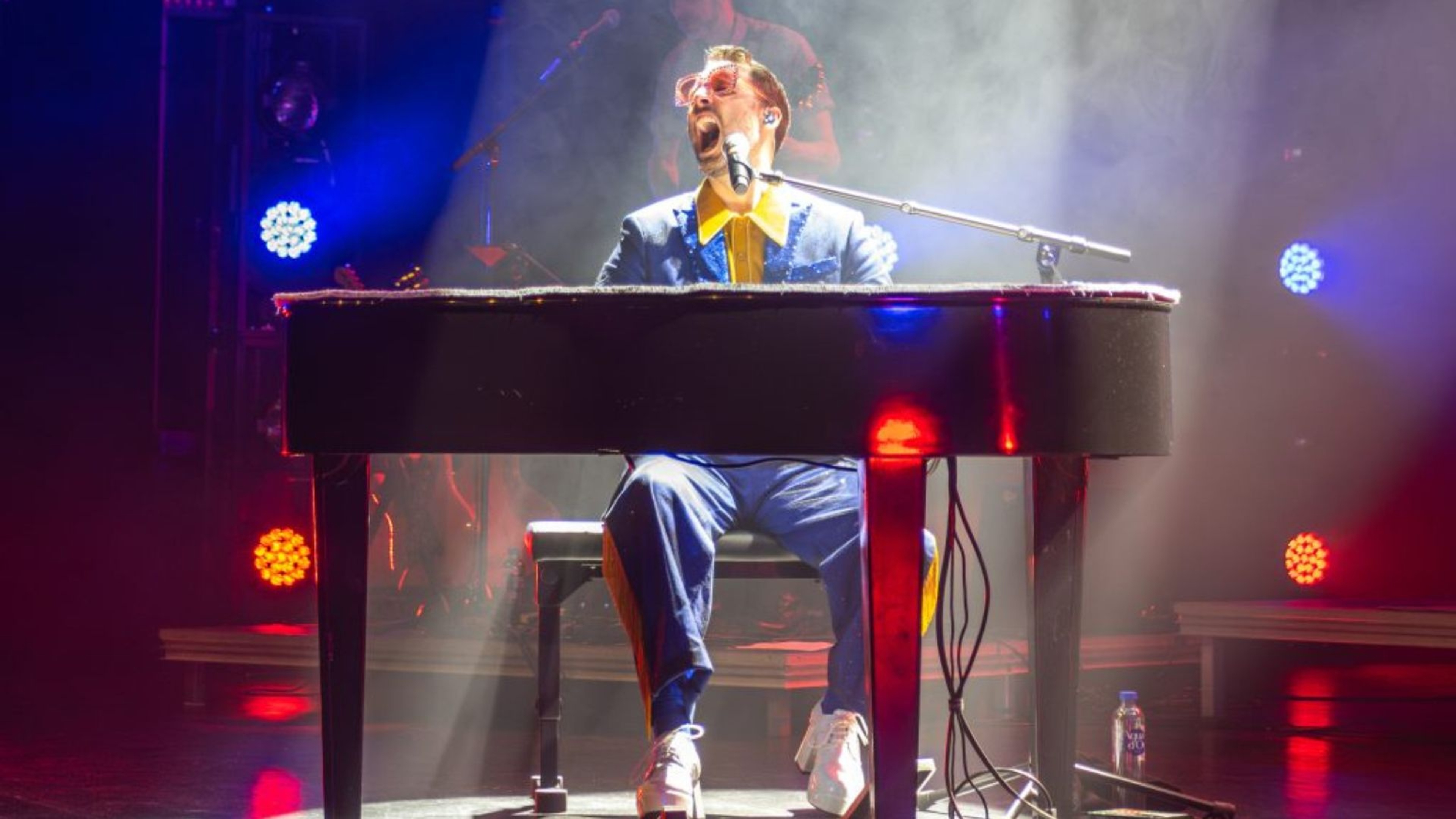 Jonas Gideon som Elton John sitter bakom flygeln och spelar och sjunger.