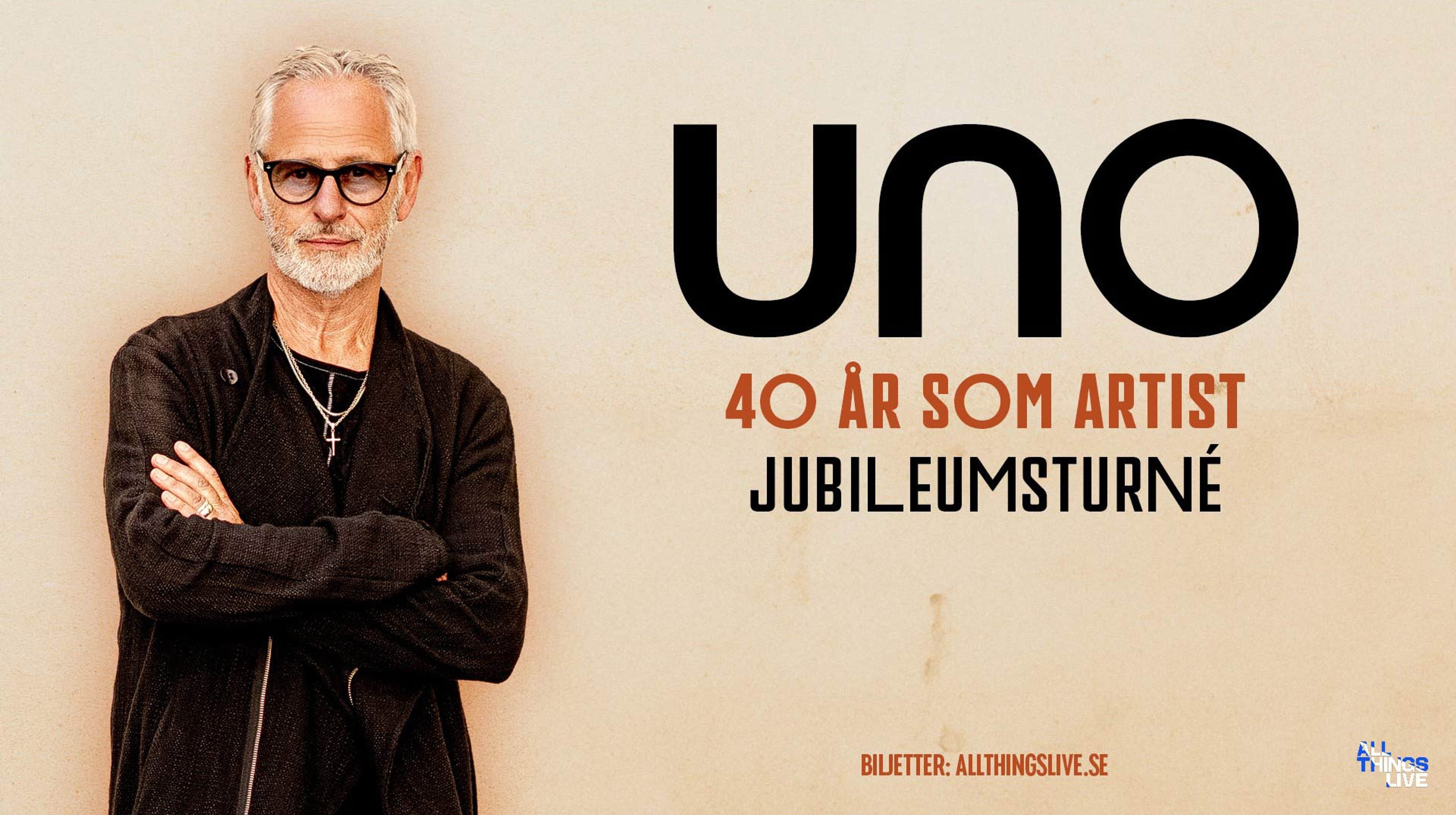 Uno Svenningsson står mot en beige vägg. Text: Uno 40 år som artist.