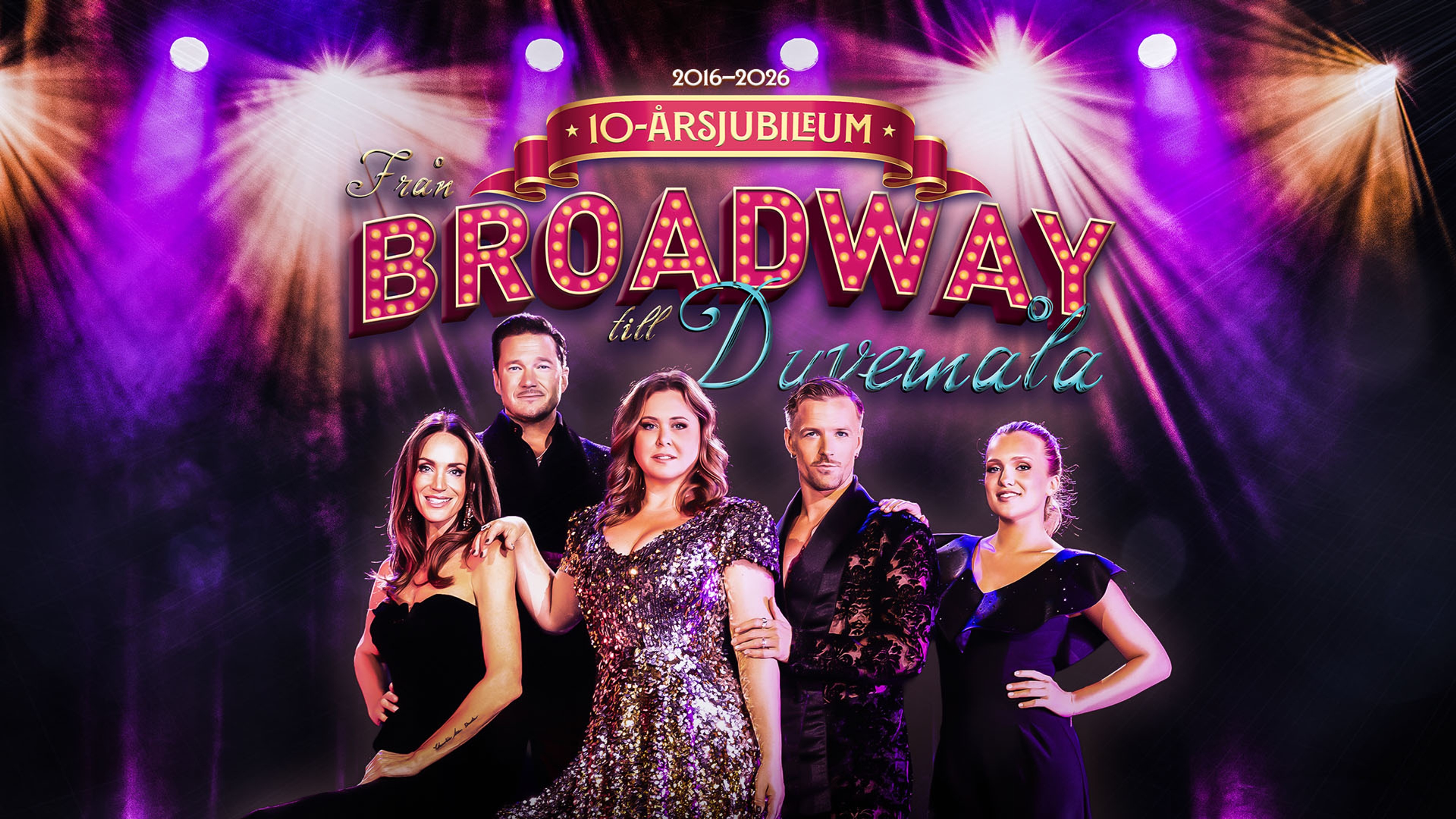 Ensemblen står framför sprakande ljusshow. TEXT: 10-årsjubileum Från Broadway till Duvemåla.