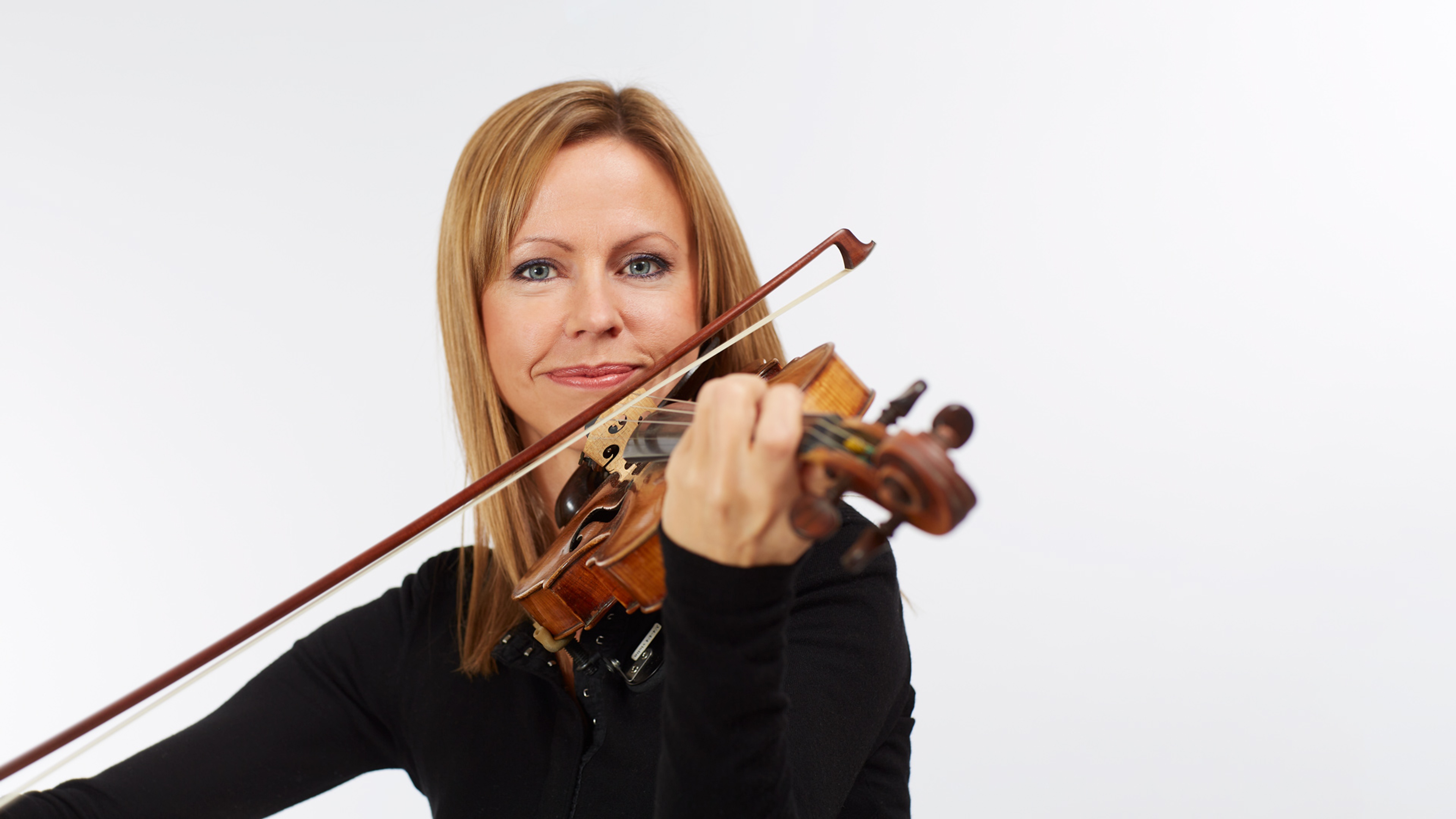 Sara Trobäck spelar fiol.