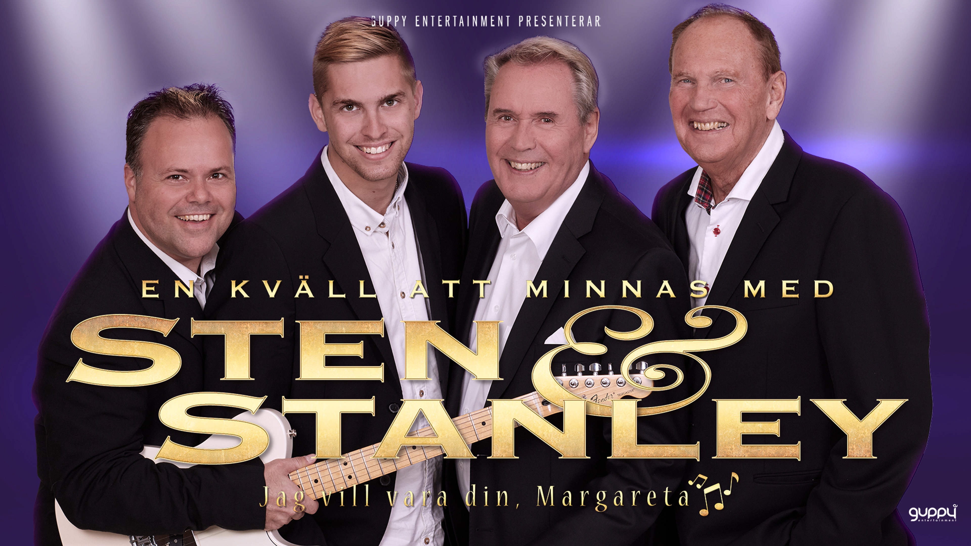 Halvkroppsbild på bandets fyra medlemmar som står på en rad iklädd svart kavaj. Person ett håller i en gitarr, bakgrunden är lila.