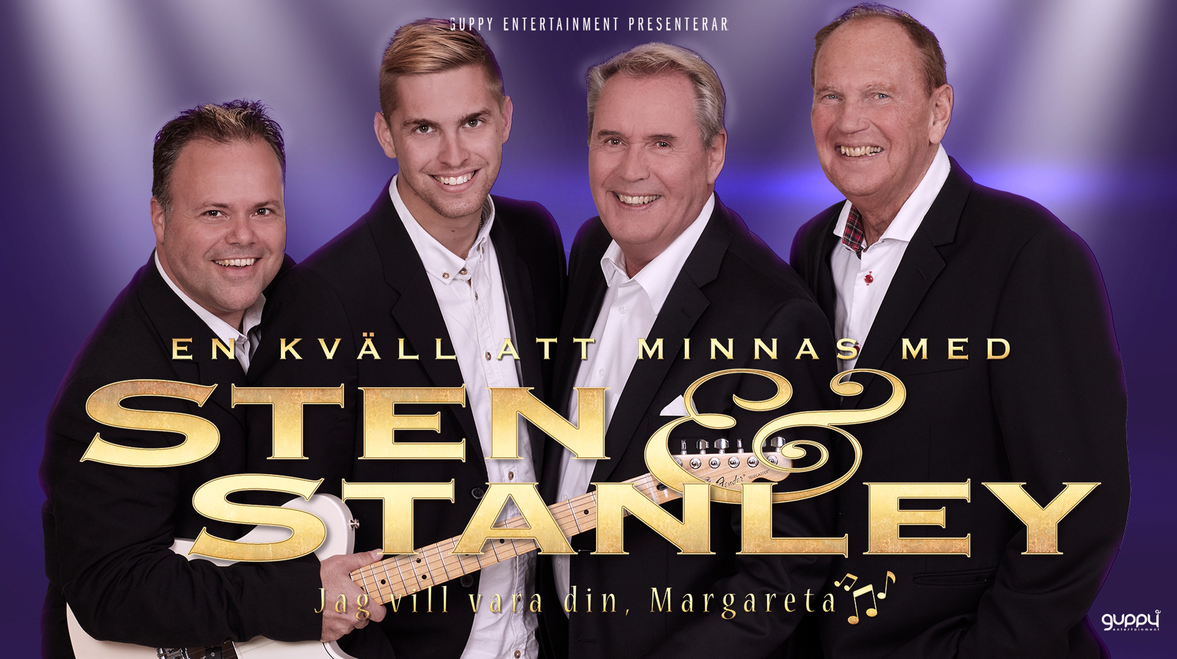 Halvkroppsbild på bandets fyra medlemmar som står på en rad iklädd svart kavaj. Person ett håller i en gitarr, bakgrunden är lila. 