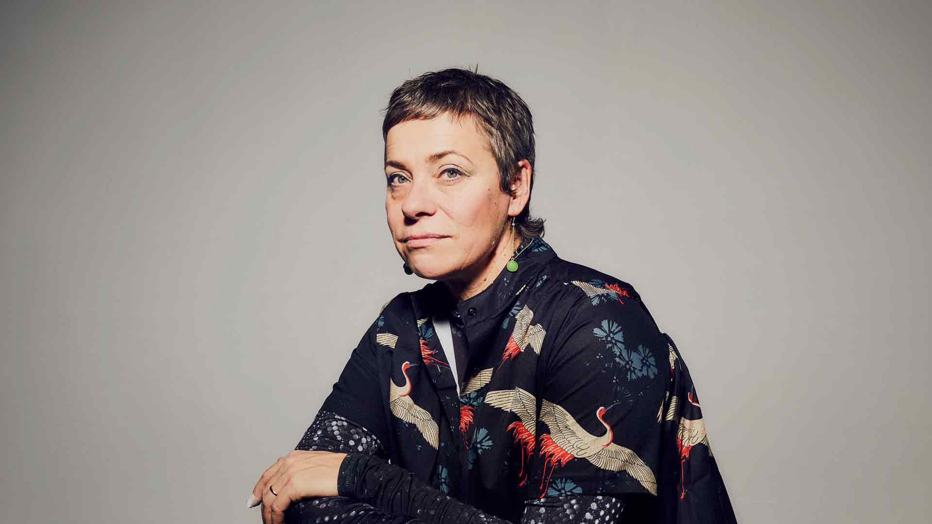 Lina Nyberg mot grå bakgrund.