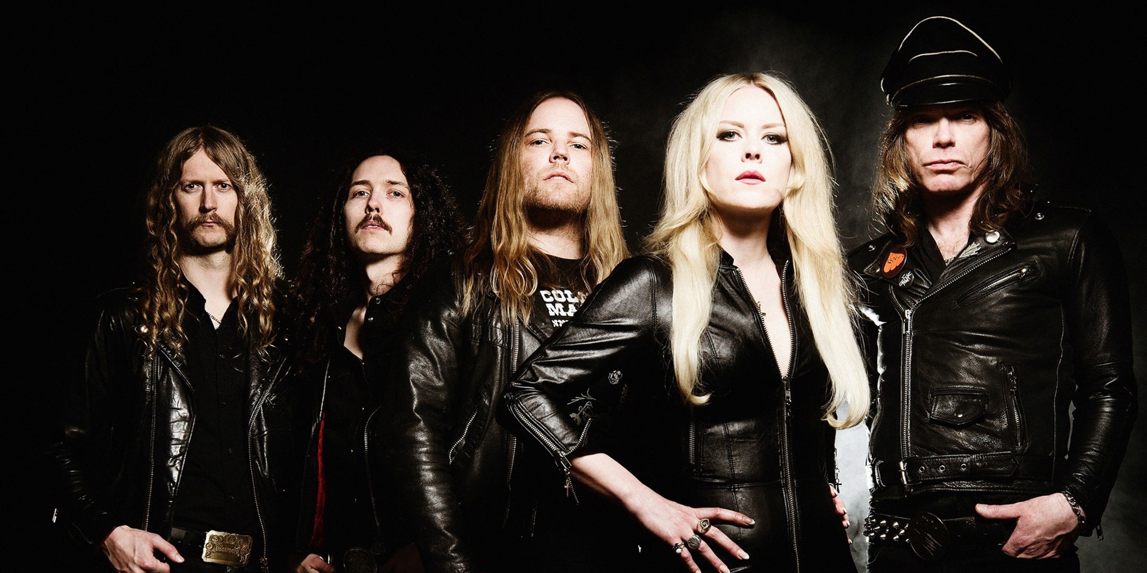 Lucifer står mot svart bakgrund och tittar in i kameran