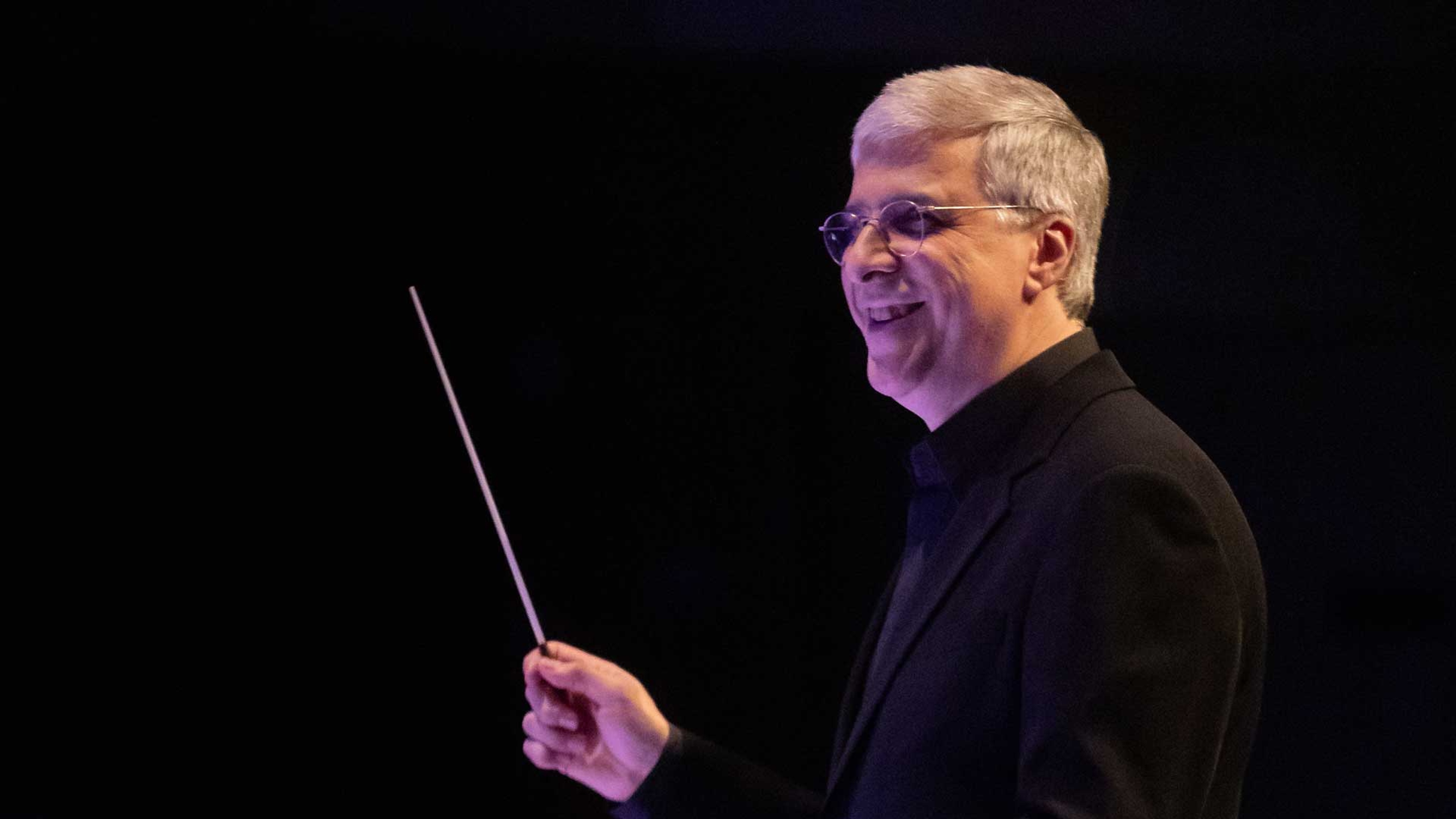 Vince Mendoza dirigerar musikerna.