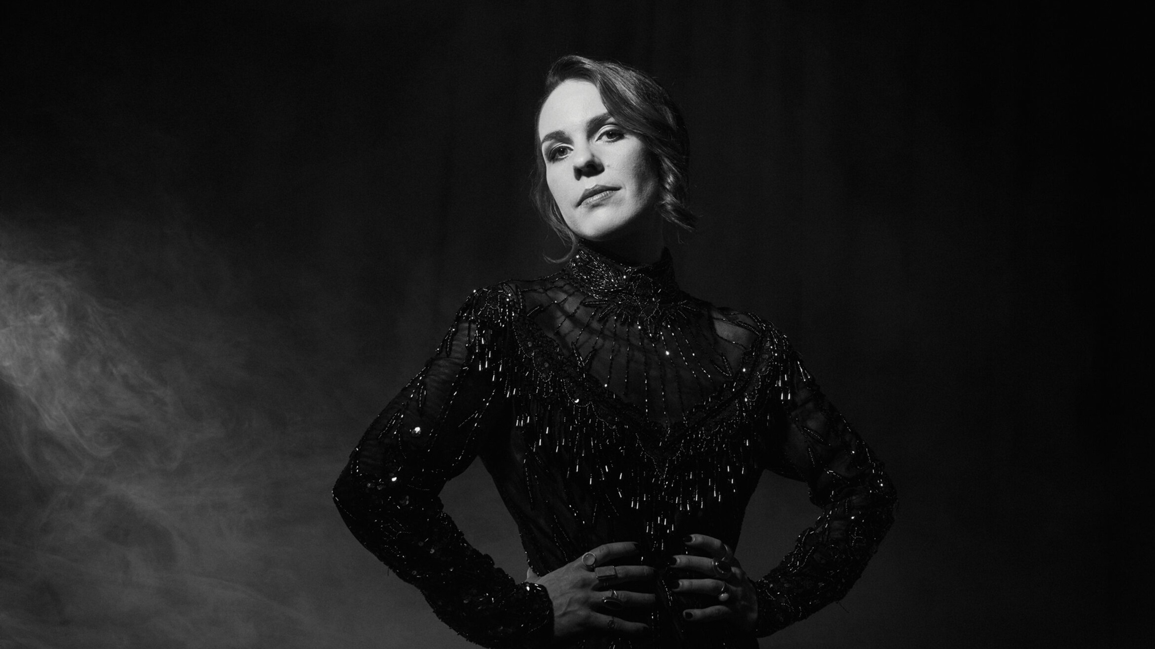 Isabella Lundgren i svart glittrig klänning.