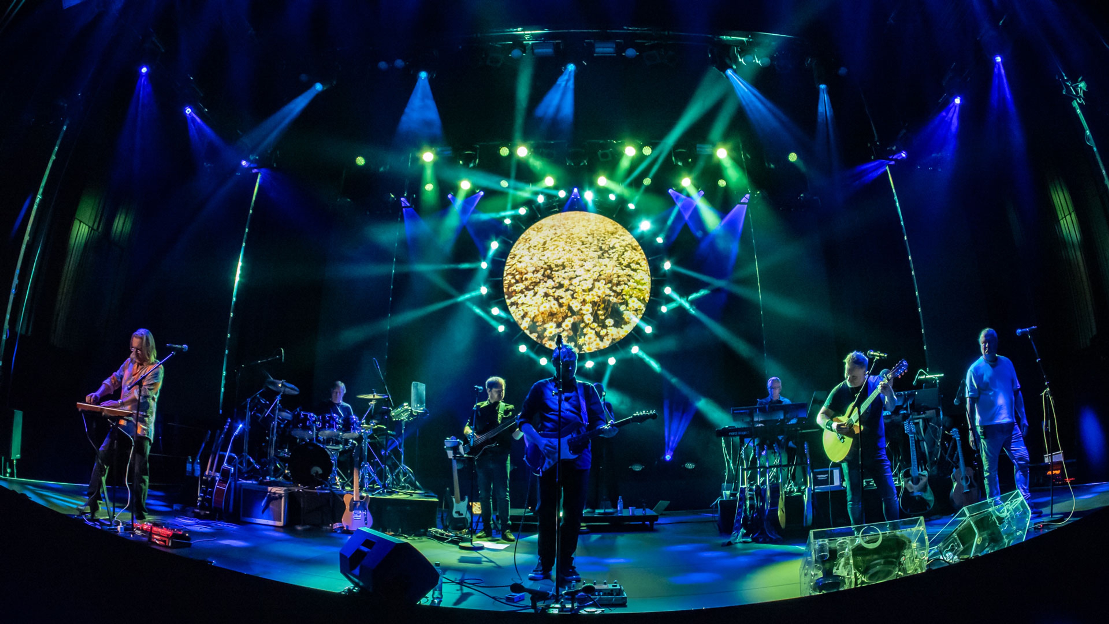 Ensemblen live på scen.