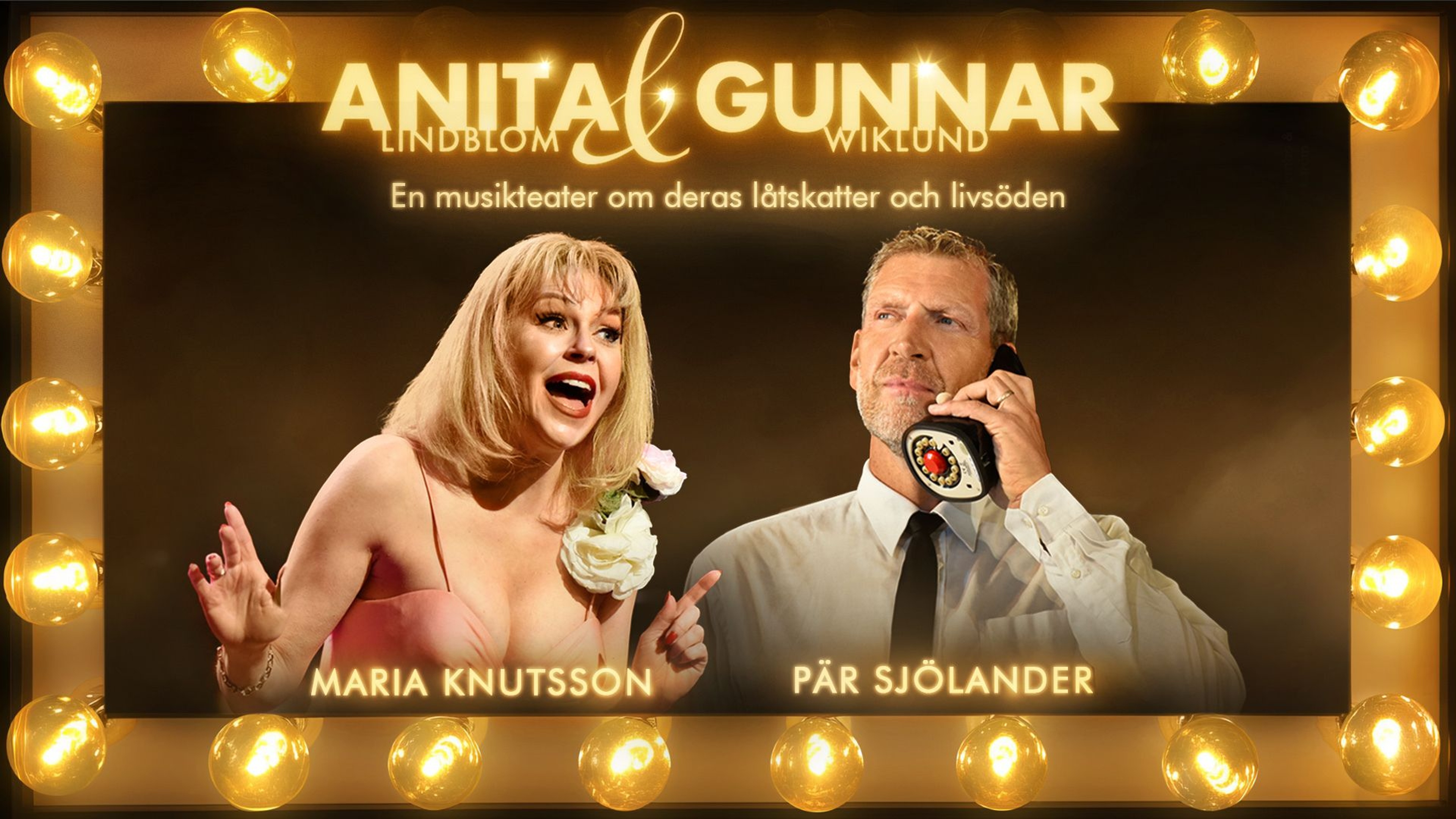 Anita (Maria Knutsson) sjunger och Gunnar (Pär Sjölander) håller en telefon mot örat