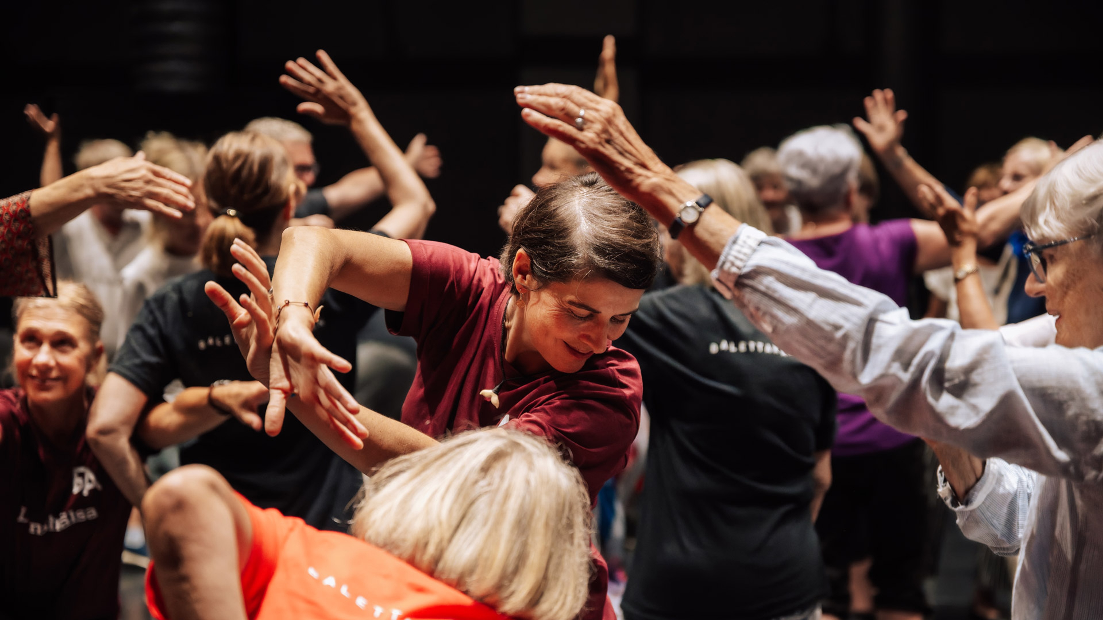 Människor i grupp dansar.