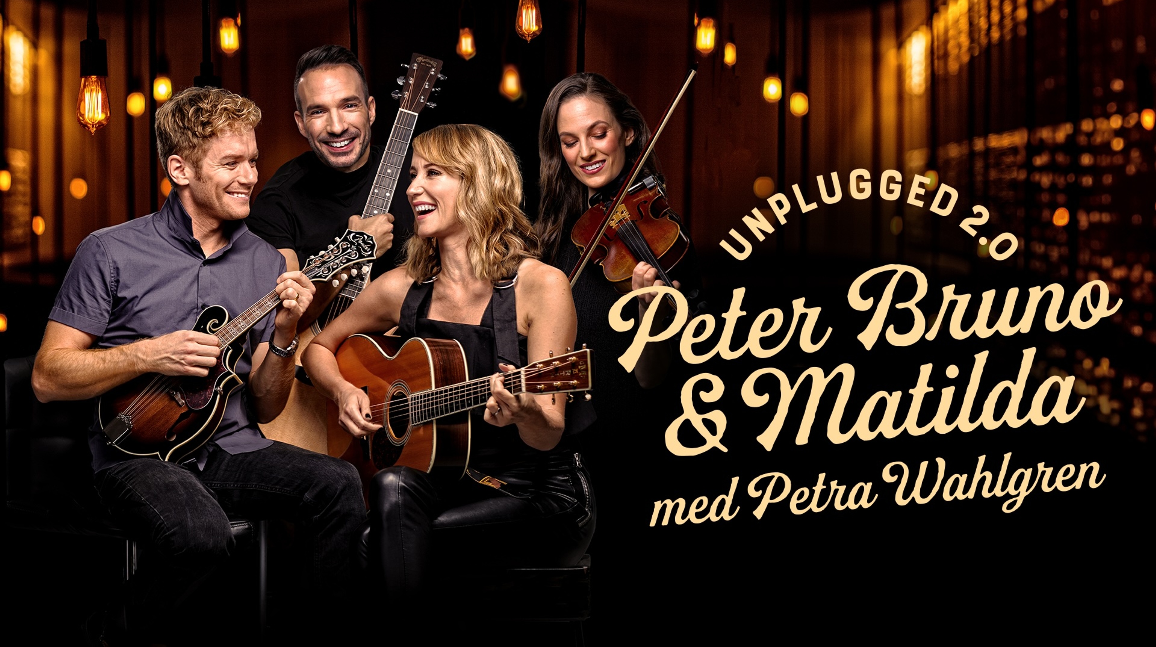 Alla fyra medverkande håller i varsitt instrument, bas, fiol, gitarr, ukulele. Text: Unplugged 2.0 Peter Bruno & Matilda med Petra Wahlgren 