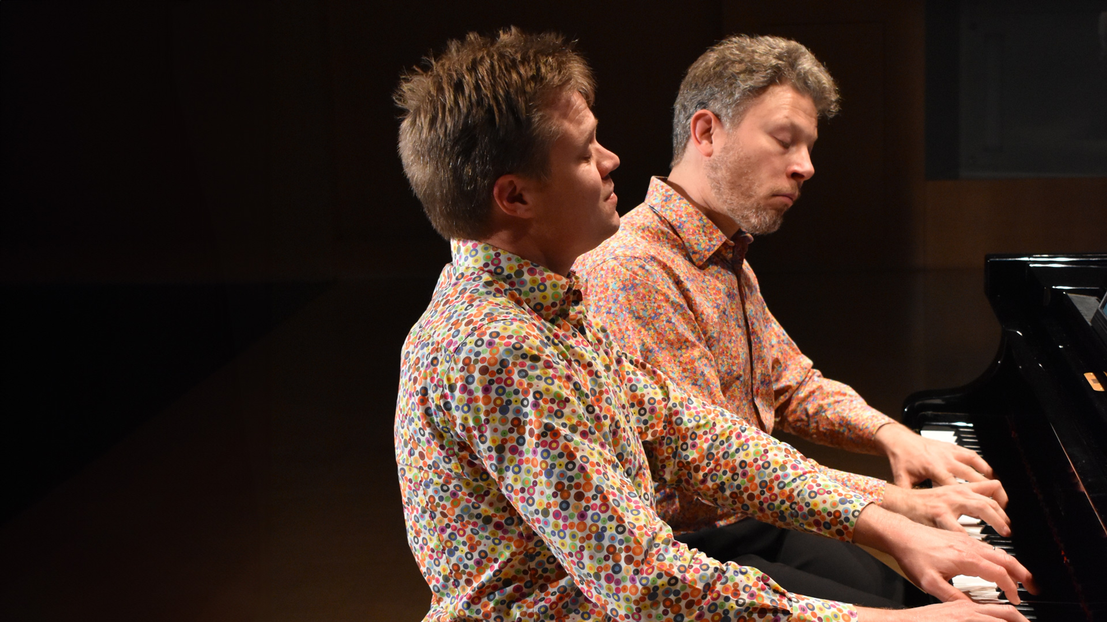 Duo Bizart spelar fyrhändigt piano