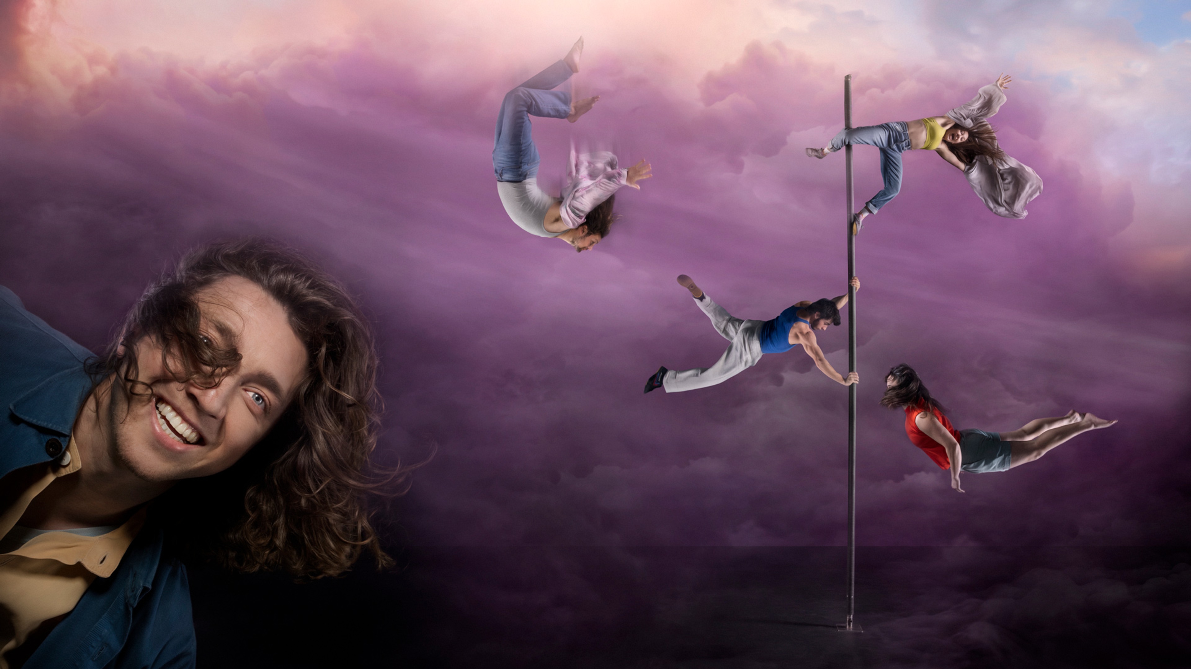 Akrobater som flyger runt i luften mot lila moln.