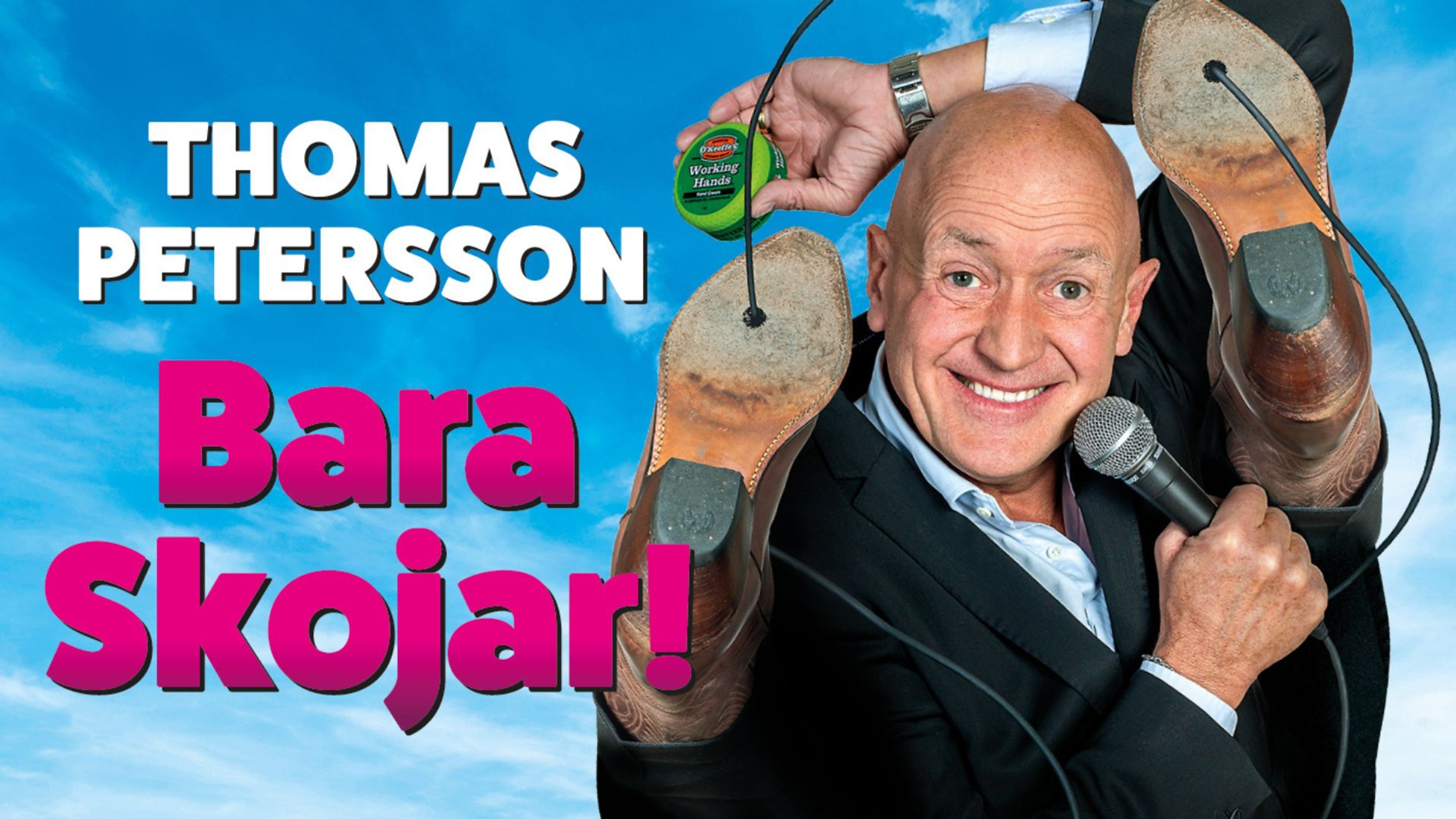 Thomas Petersson håller i en mikrofon. Text: Bara skojar!