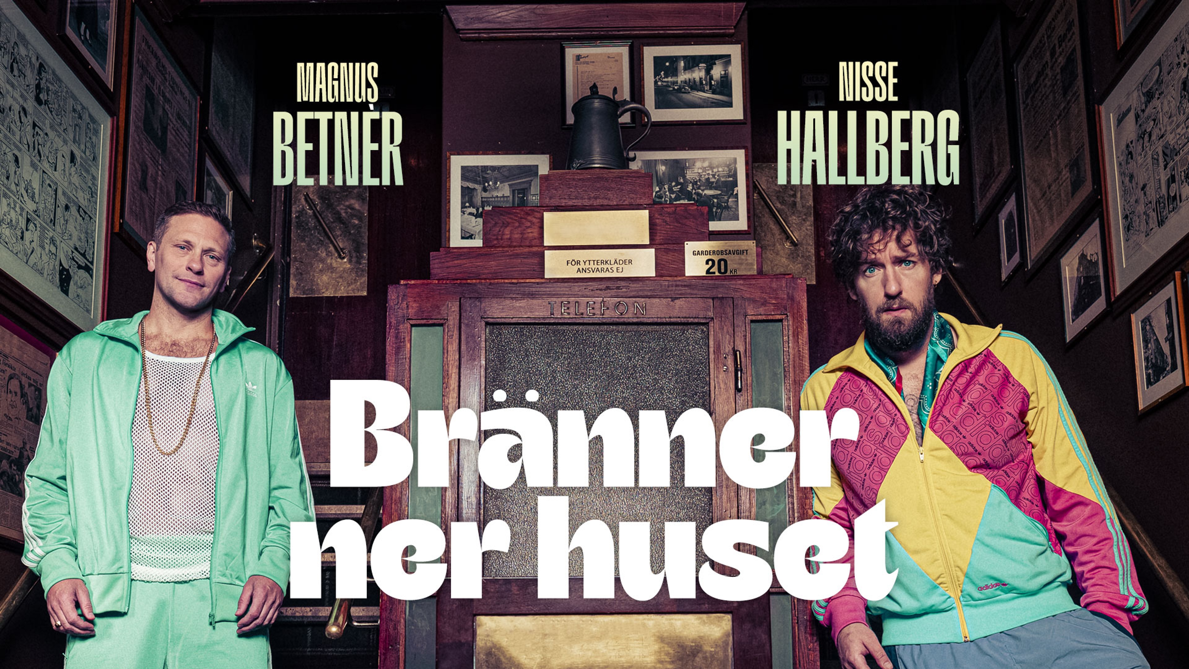 Magnus Betnér och Nisse Hallberg står mot en vägg av tavlor och tittar nedåt in i kameran. Text: Magnus Betnér Nisse Hallberg och Bränner Ner Huset