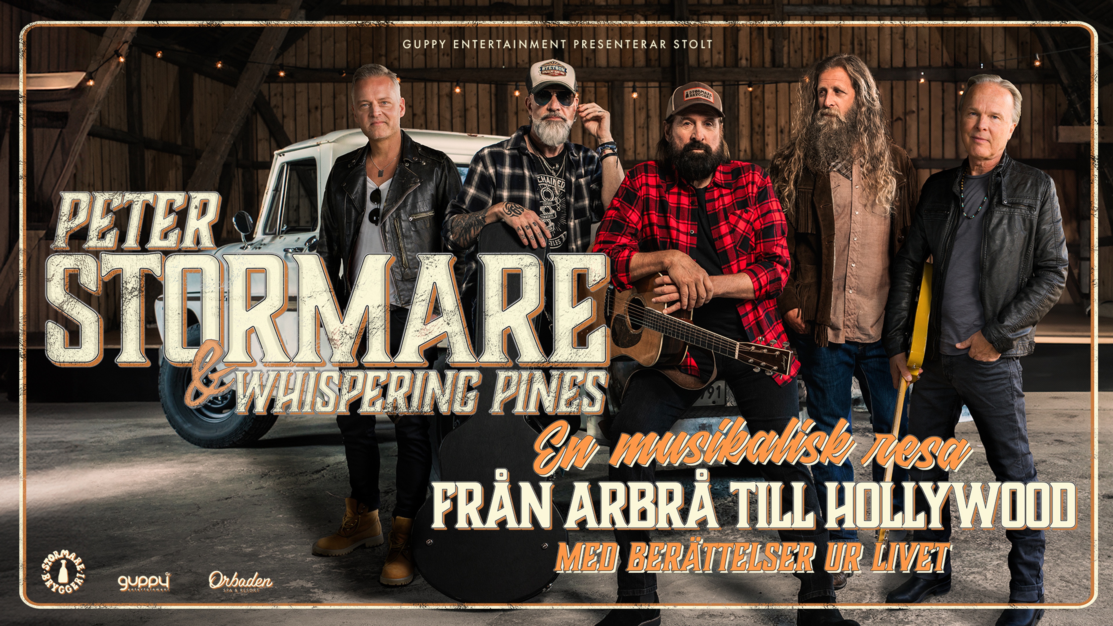 Peter Stormare i mitten håller i en gitarr. Bredvid honom står hans fyra bandmedlemmar.
