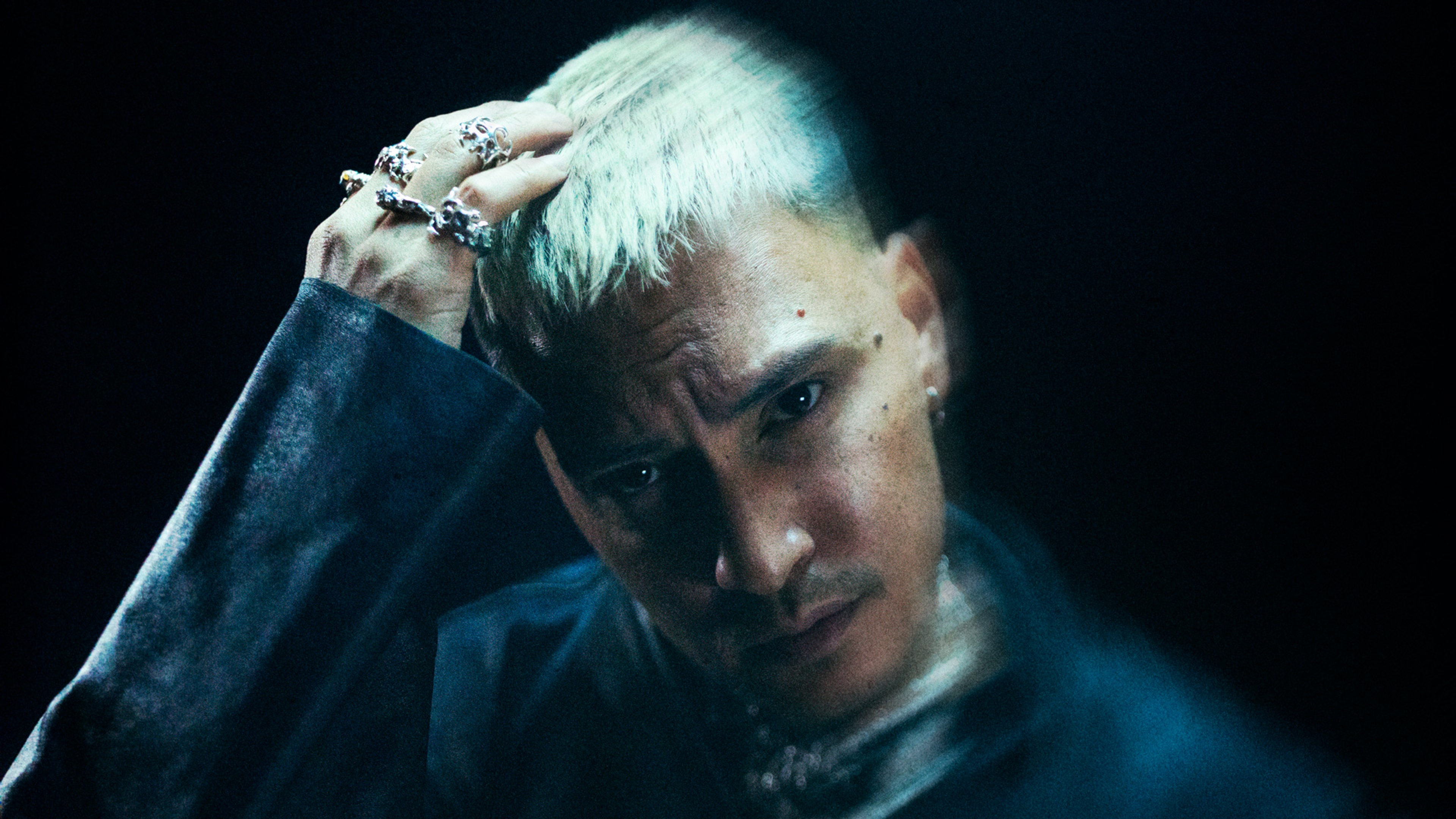 Närbild på Newkid med suddig effekt.